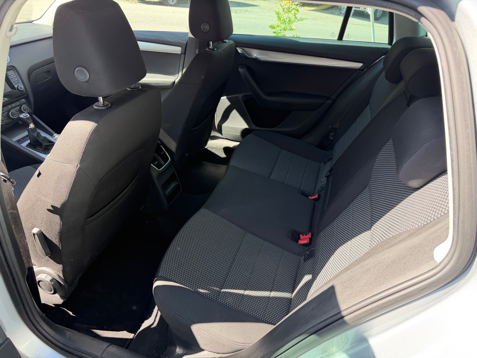 SKODA Octavia Combi 1.6 TDI Ambition 4x4-image-6