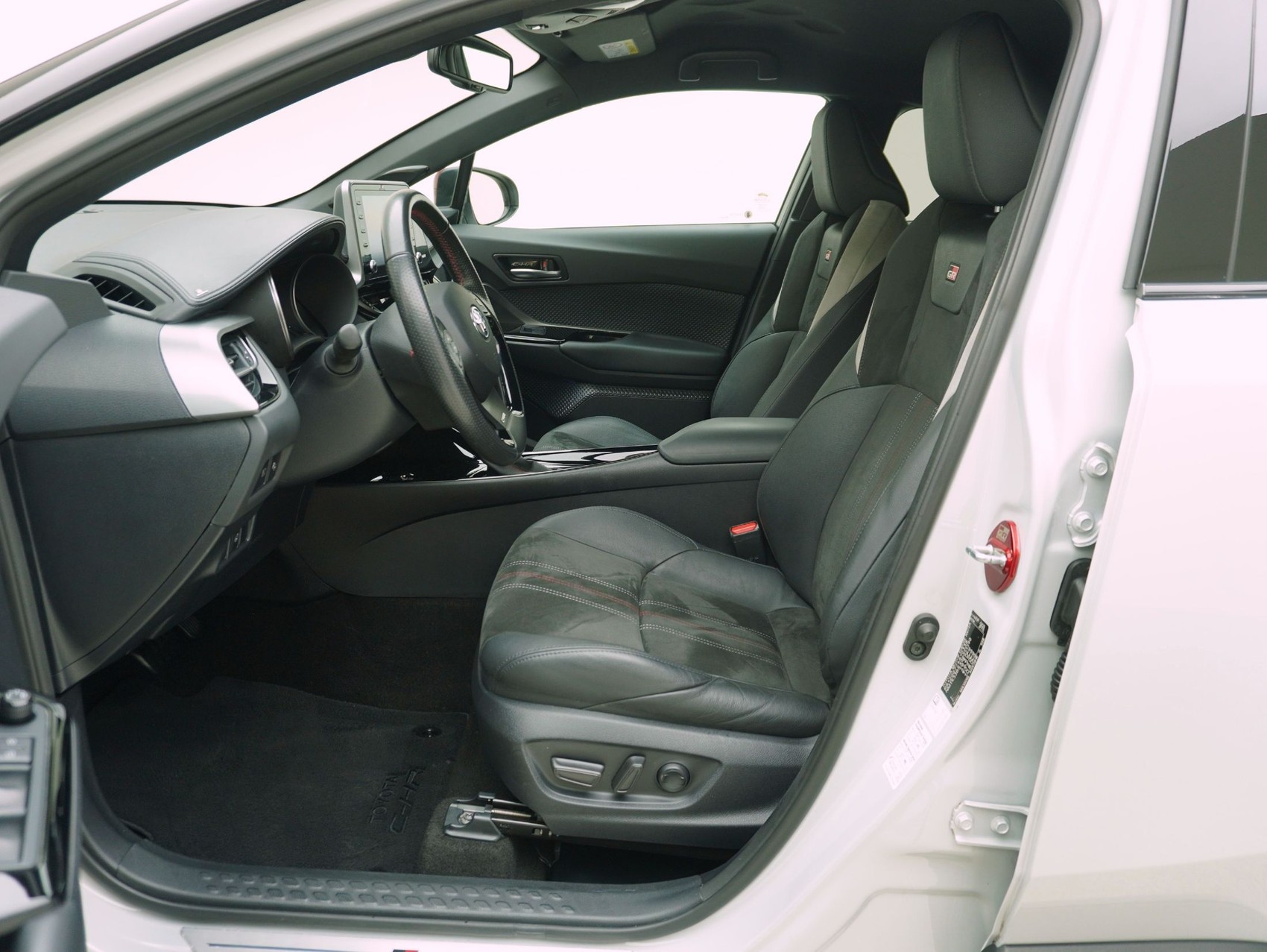 TOYOTA C-HR 2.0 VVTi HSD GR Sport-image-10