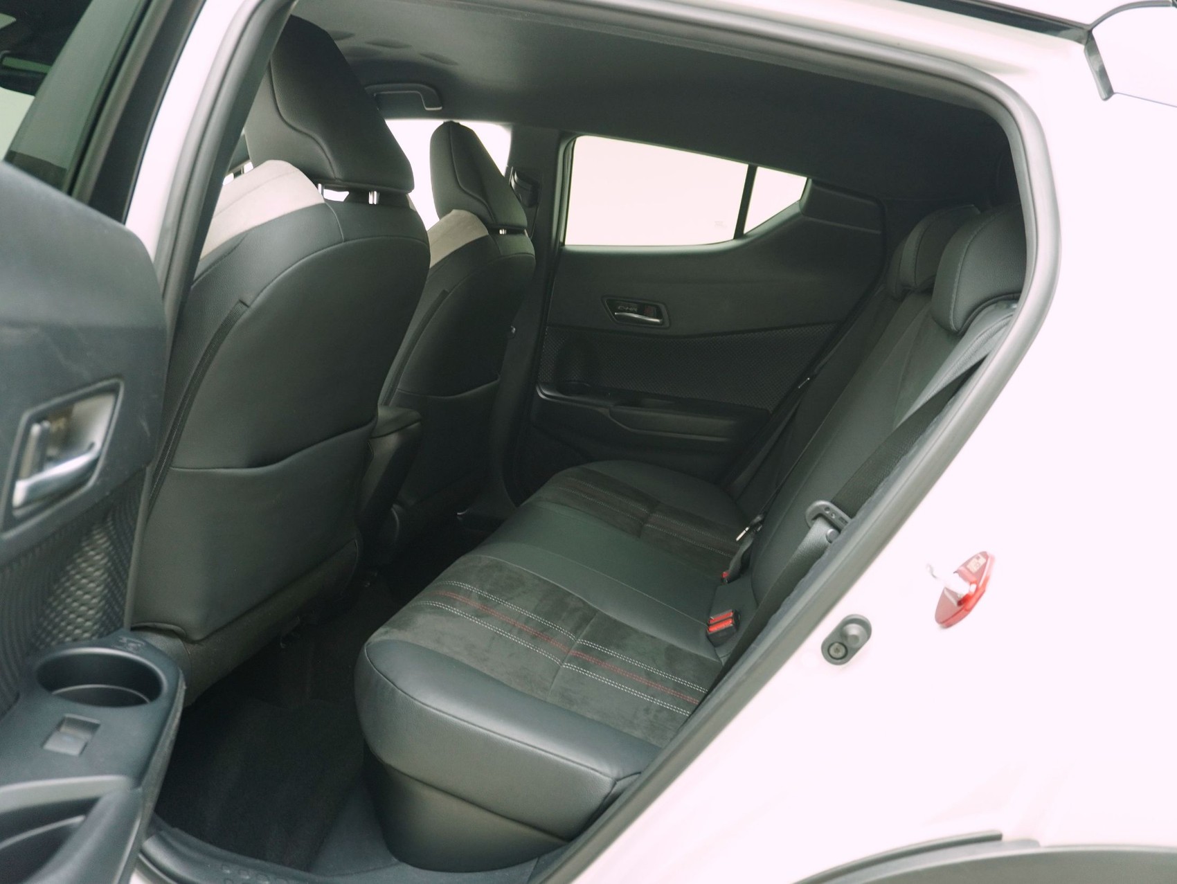 TOYOTA C-HR 2.0 VVTi HSD GR Sport-image-11