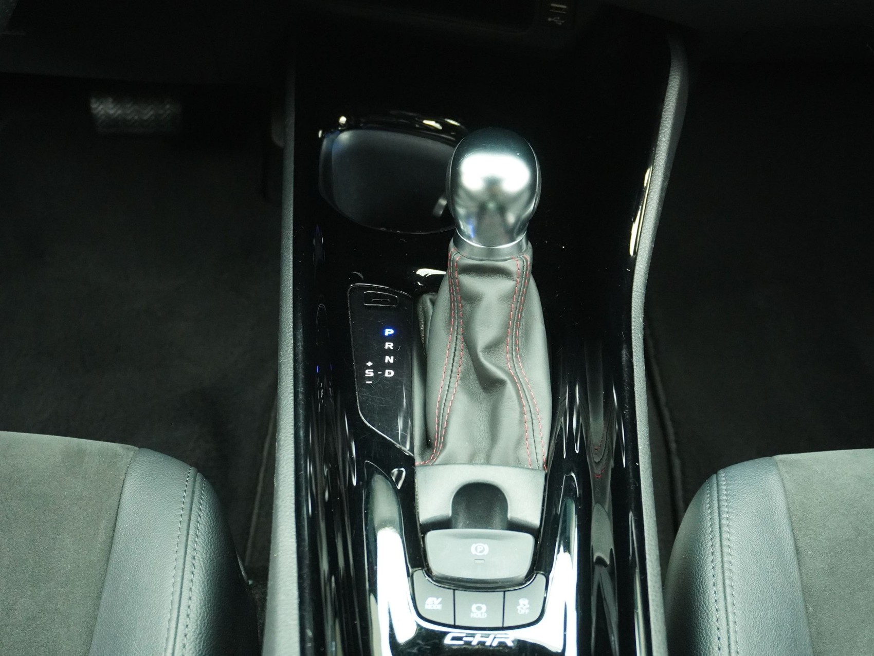 TOYOTA C-HR 2.0 VVTi HSD GR Sport-image-13