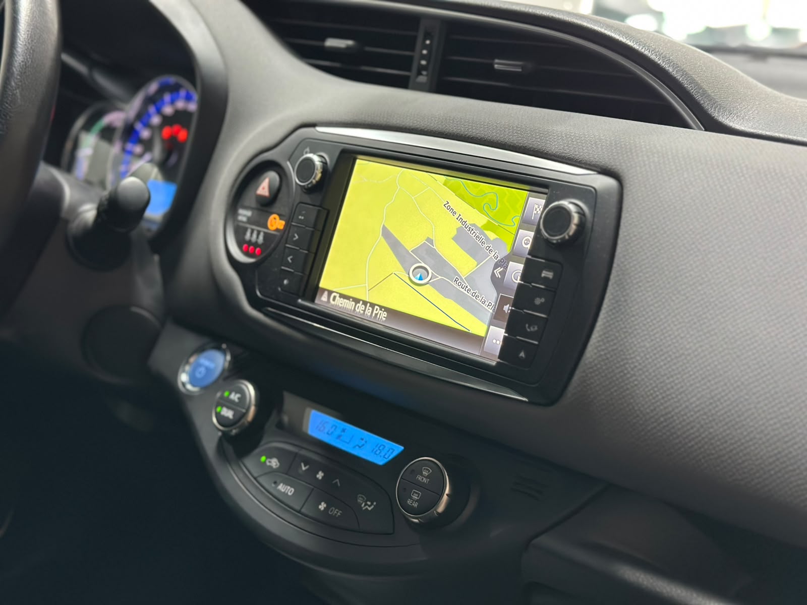 TOYOTA Yaris 1.5 VVT-i Hybrid Trend e-CVT-image-13