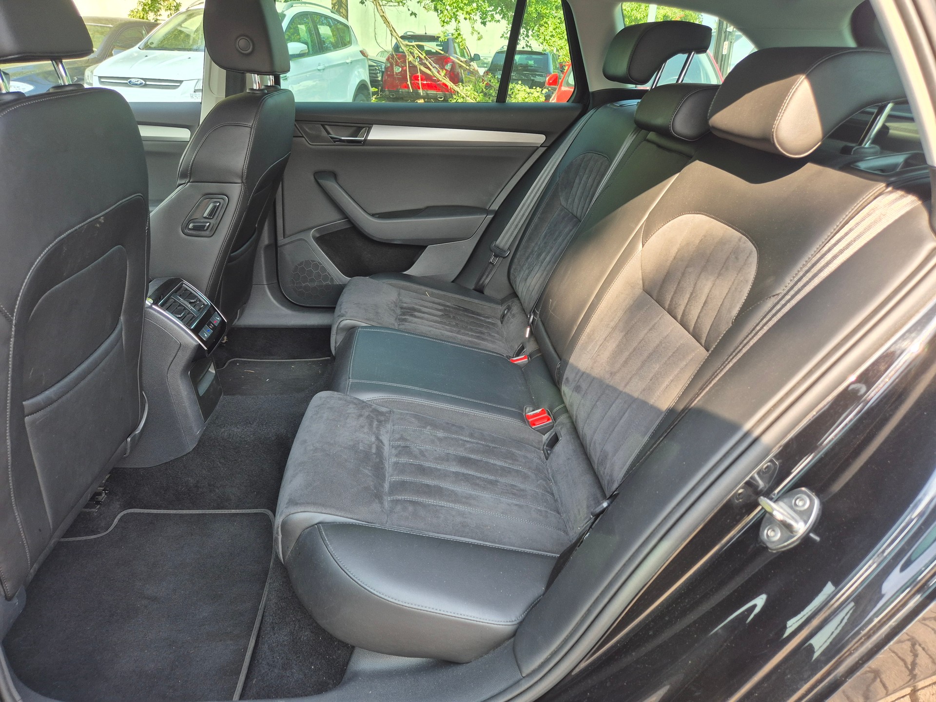 SKODA Superb Combi 2.0 TDi Ambition 4x4 DSG-image-12