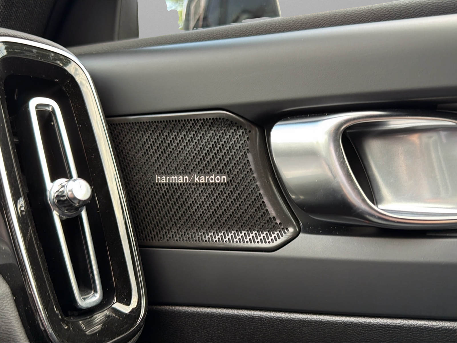 VOLVO XC40 B3 Benzin Mild Hybrid Plus Dark DCT-image-12