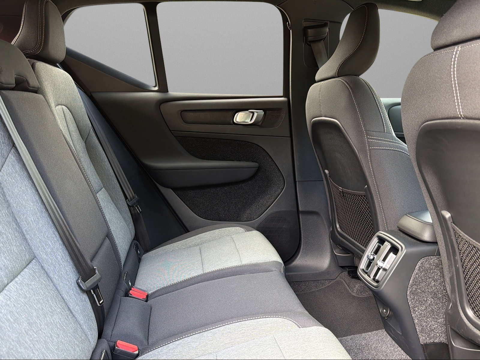 VOLVO XC40 B3 Benzin Mild Hybrid Plus Dark DCT-image-10