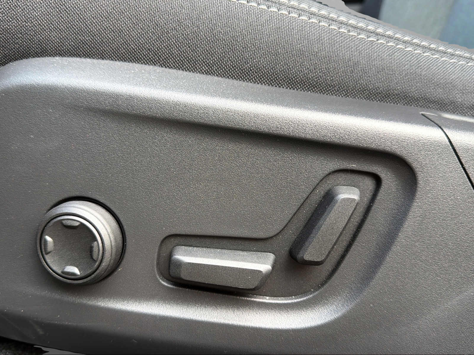VOLVO XC40 B3 Benzin Mild Hybrid Plus Dark DCT-image-11