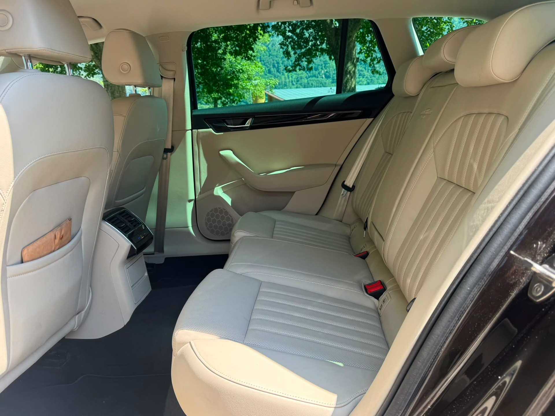 SKODA Superb Combi 2.0 TDi L&K 4x4 DSG-image-13