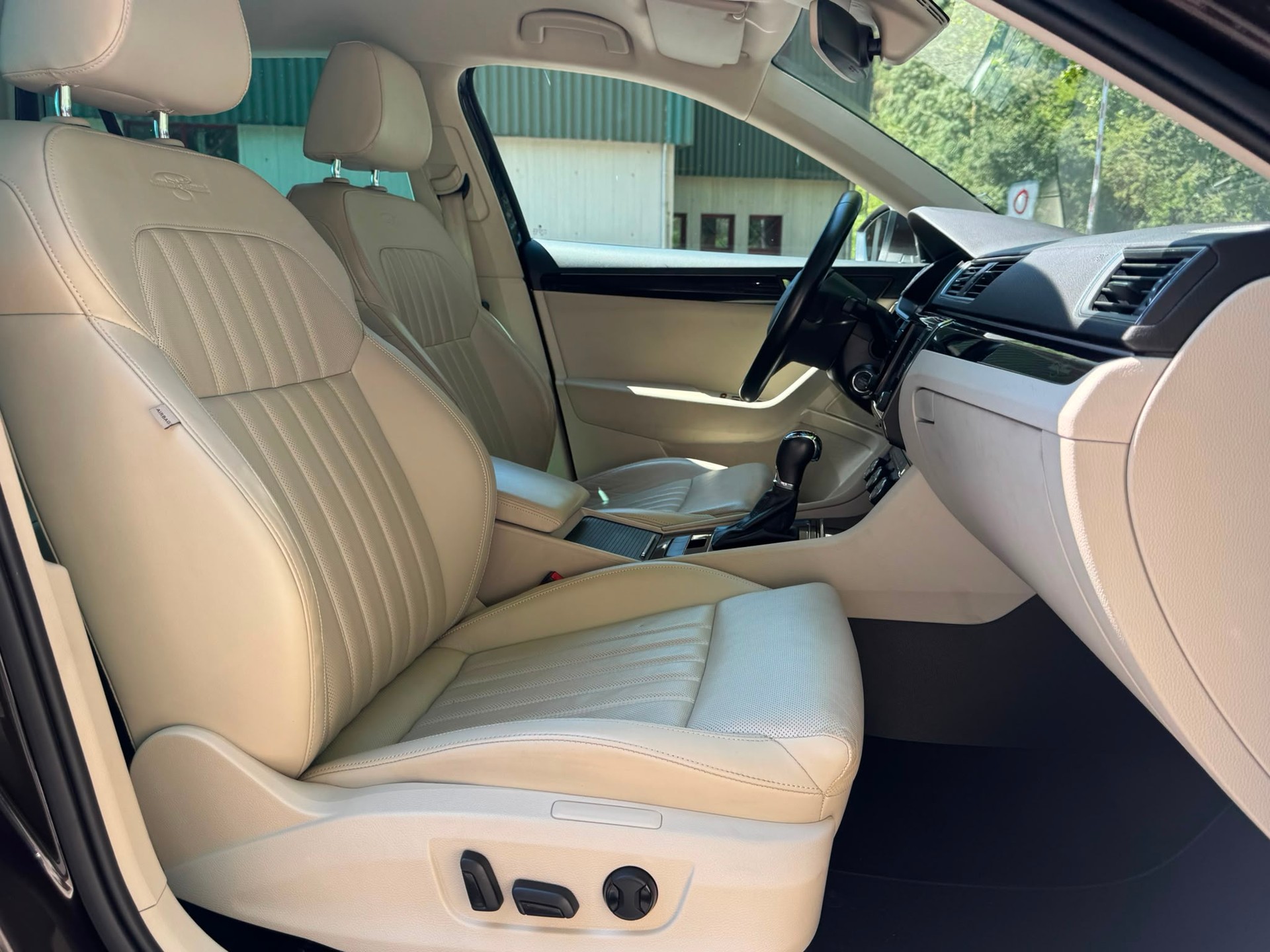 SKODA Superb Combi 2.0 TDi L&K 4x4 DSG-image-16