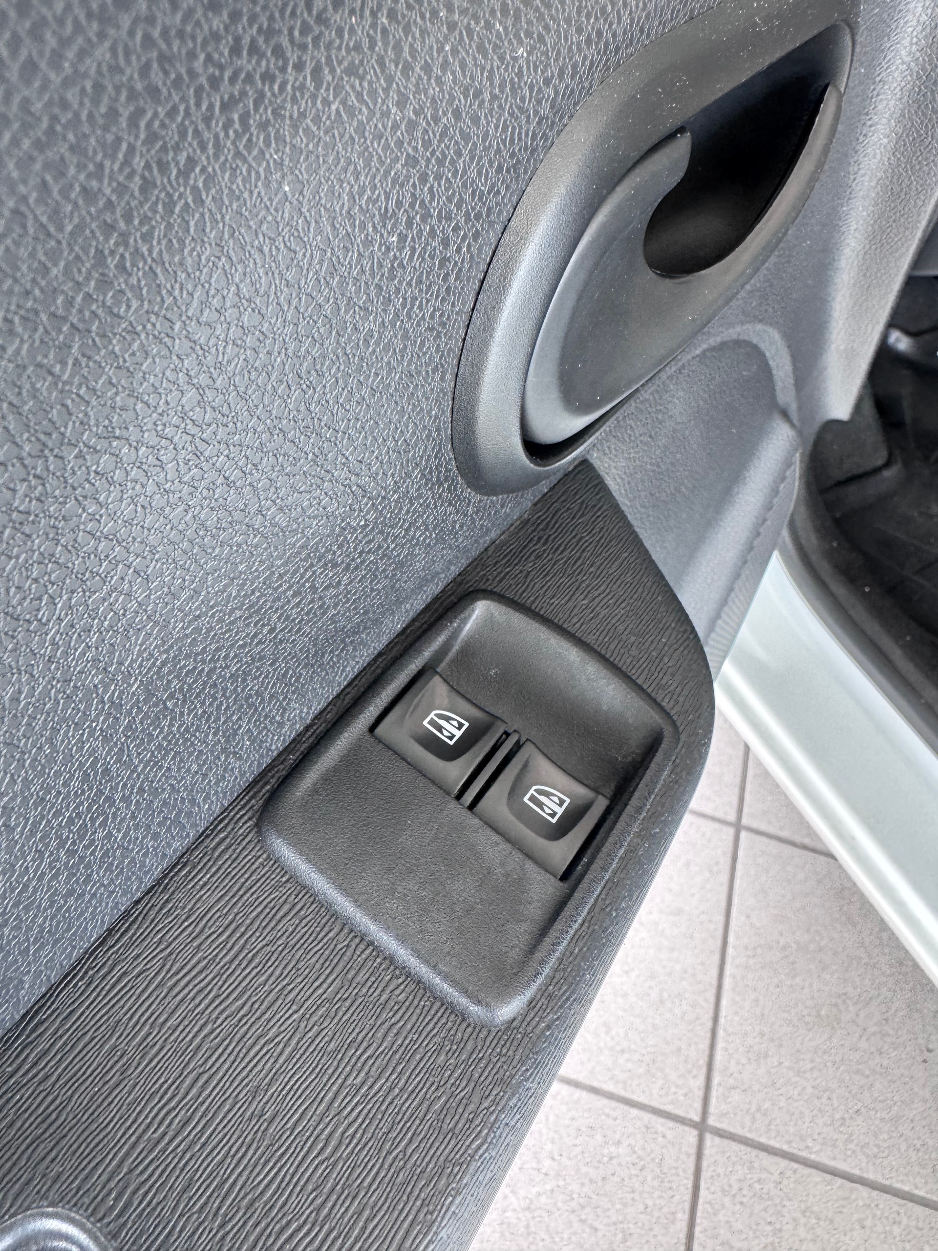 DACIA Dokker Van SCe 100 S&S Essential Verblecht-image-12