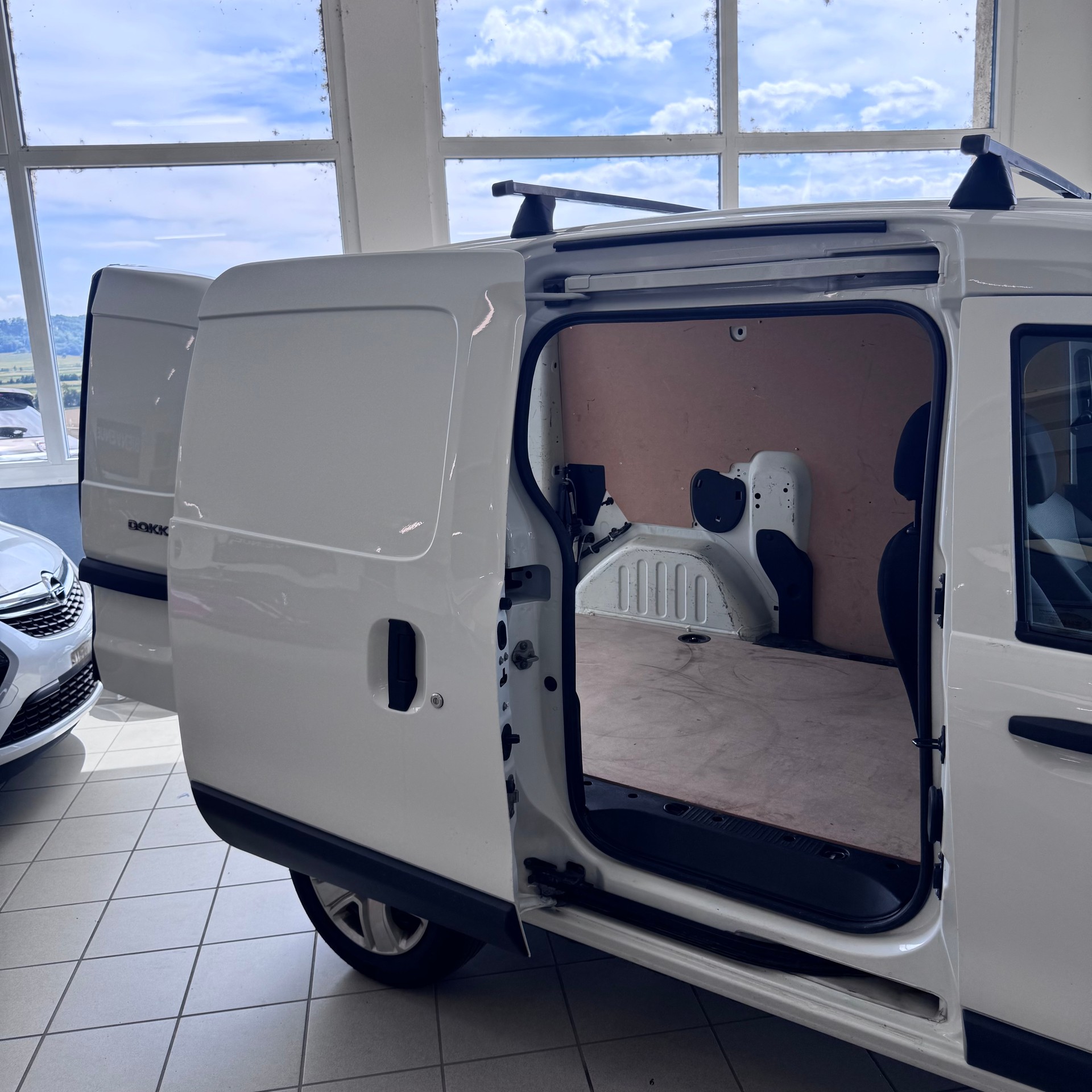 DACIA Dokker Van SCe 100 S&S Essential Verblecht-image-11