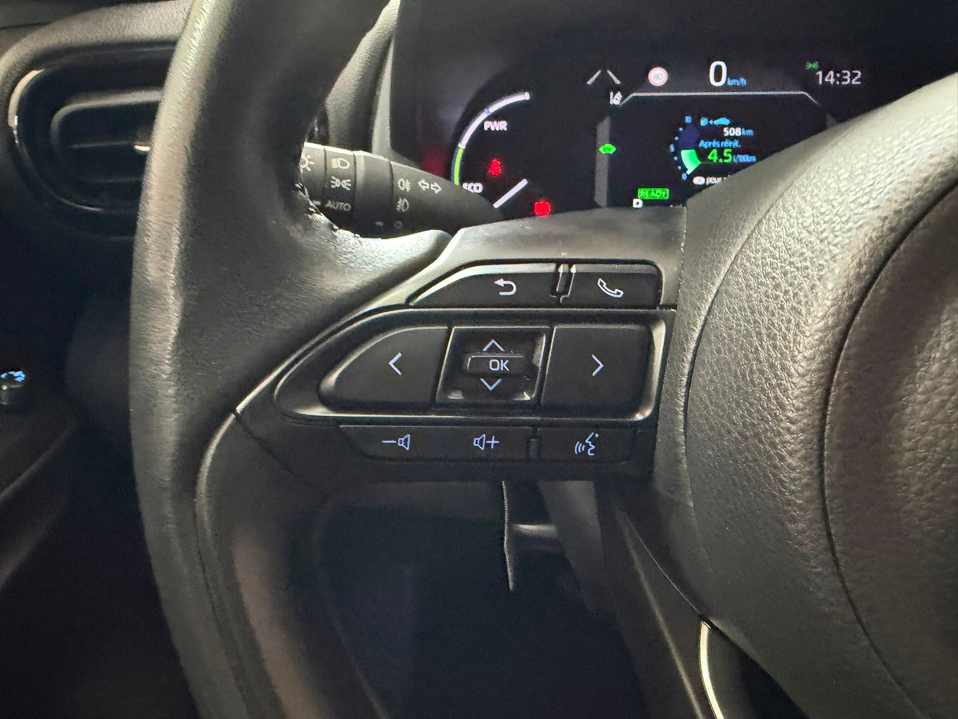 TOYOTA Yaris Cross 1.5 Trend e-CVT AWDi *Caméra de recul*CarPlay*-image-17