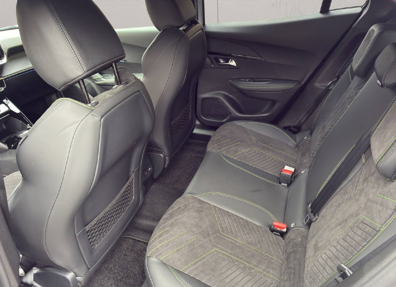 PEUGEOT 2008 1.2 Hybrid 145 PS GT-image-6