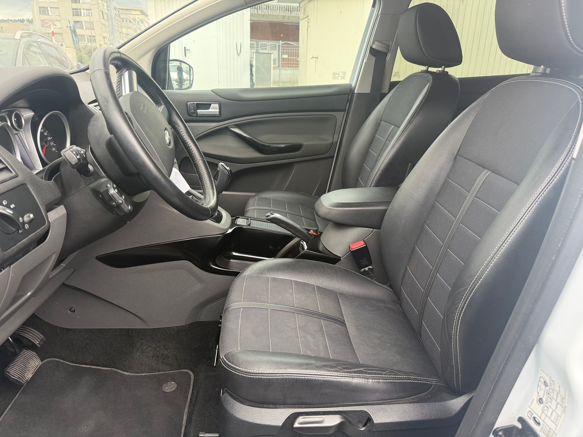 FORD Kuga 2.0 TDCi Titanium 4WD PowerShift-image-6