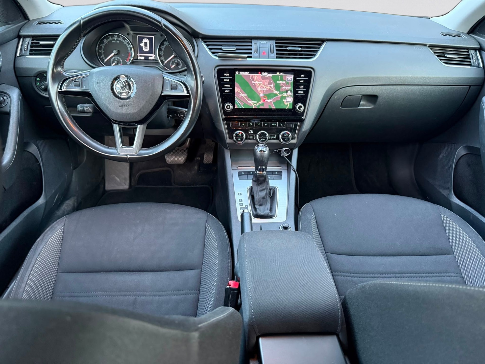 SKODA Octavia Combi 2.0 TDI Ambition 4x4 DSG-image-10