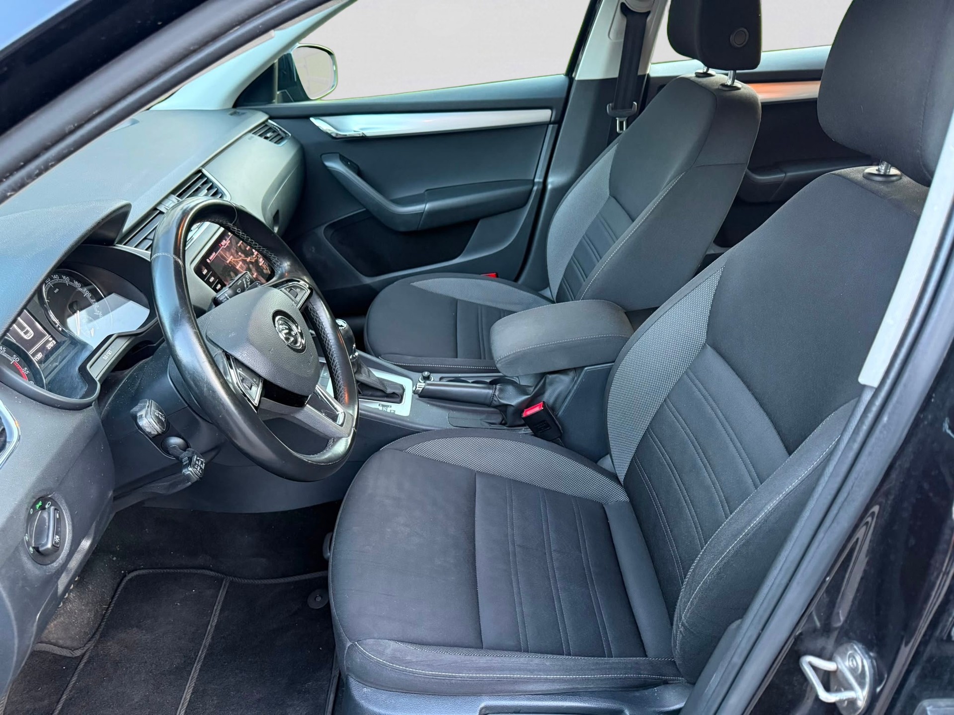 SKODA Octavia Combi 2.0 TDI Ambition 4x4 DSG-image-6