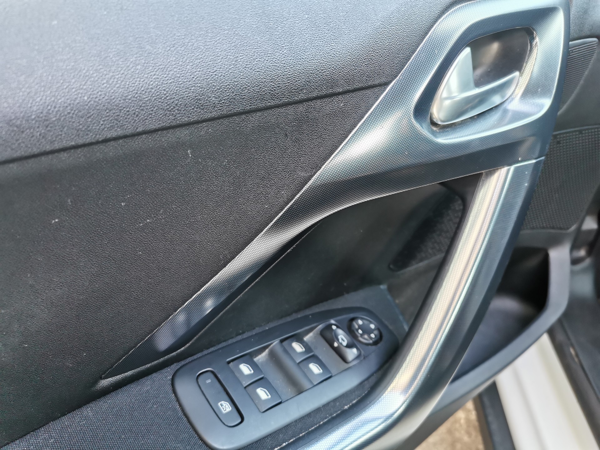 PEUGEOT 2008 1.6 e-HDi Allure EGS6-image-11