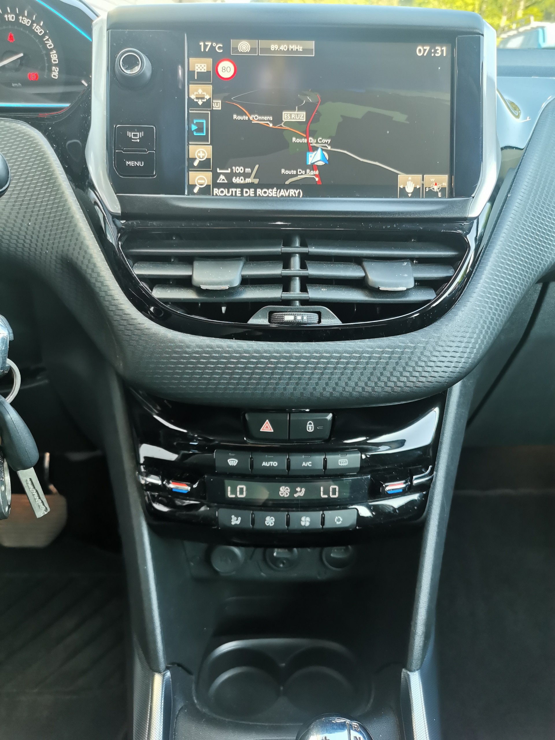 PEUGEOT 2008 1.6 e-HDi Allure EGS6-image-13