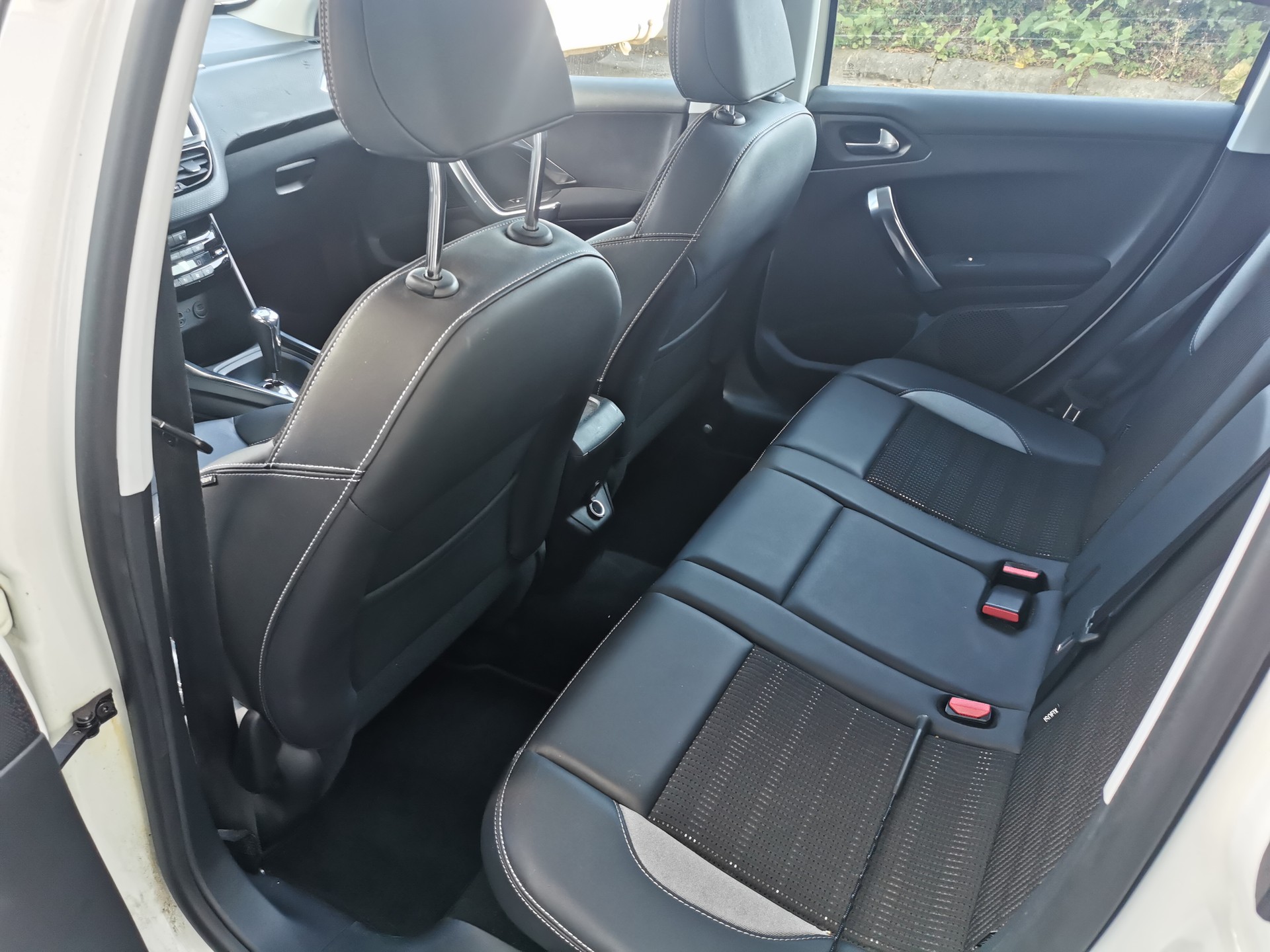 PEUGEOT 2008 1.6 e-HDi Allure EGS6-image-12