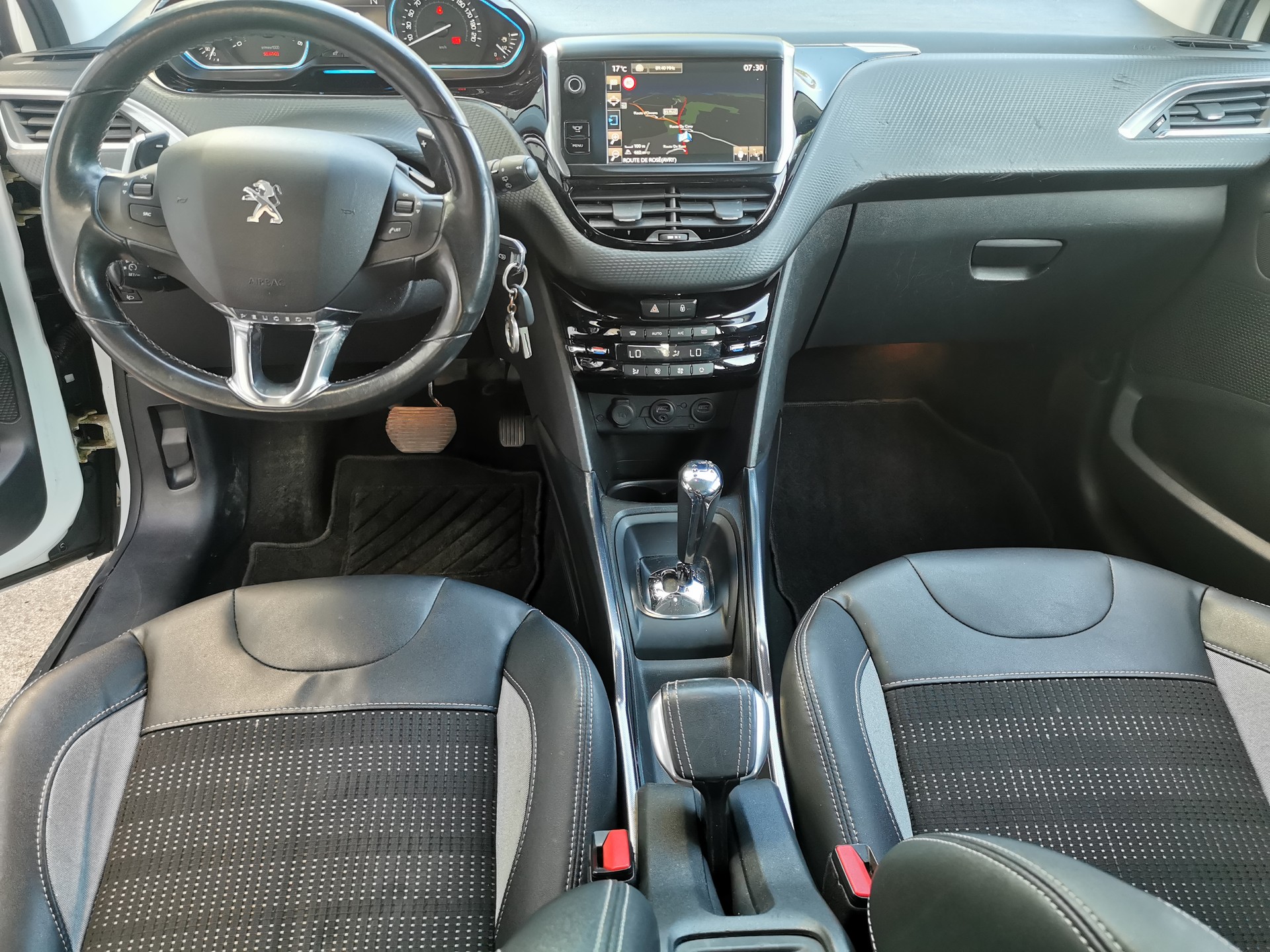 PEUGEOT 2008 1.6 e-HDi Allure EGS6-image-9