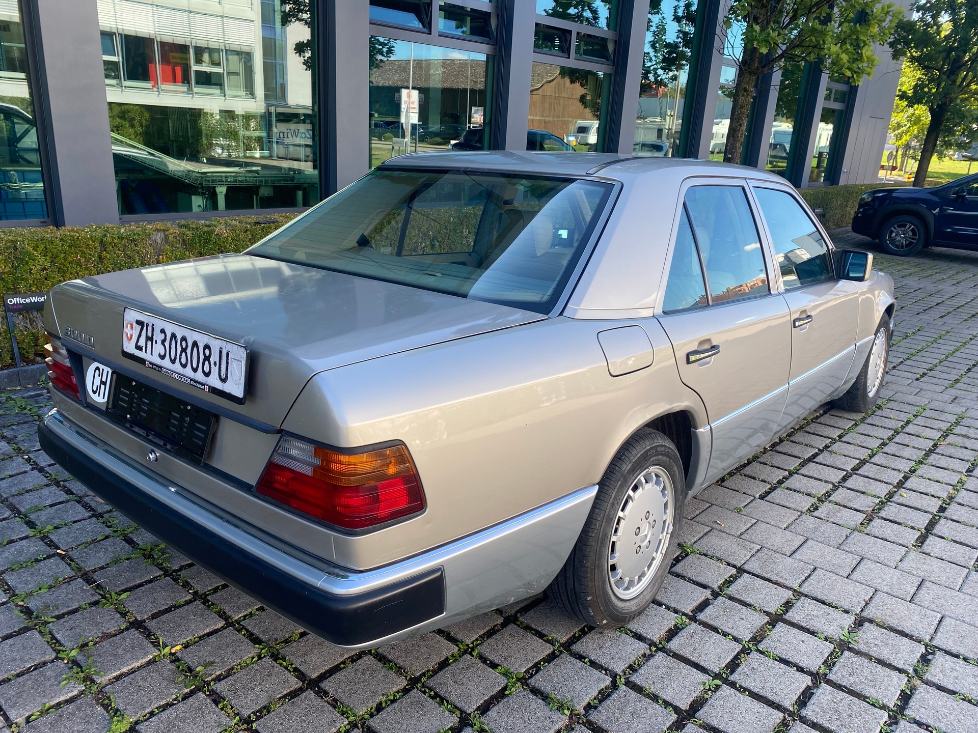 MERCEDES-BENZ 300 D Automatic-image-4