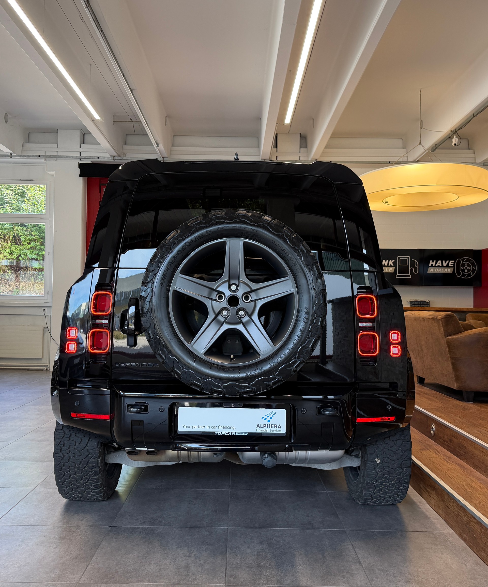 LAND ROVER Defender 90 3.0D I6 200 X-Dynamic SE AT8-image-6