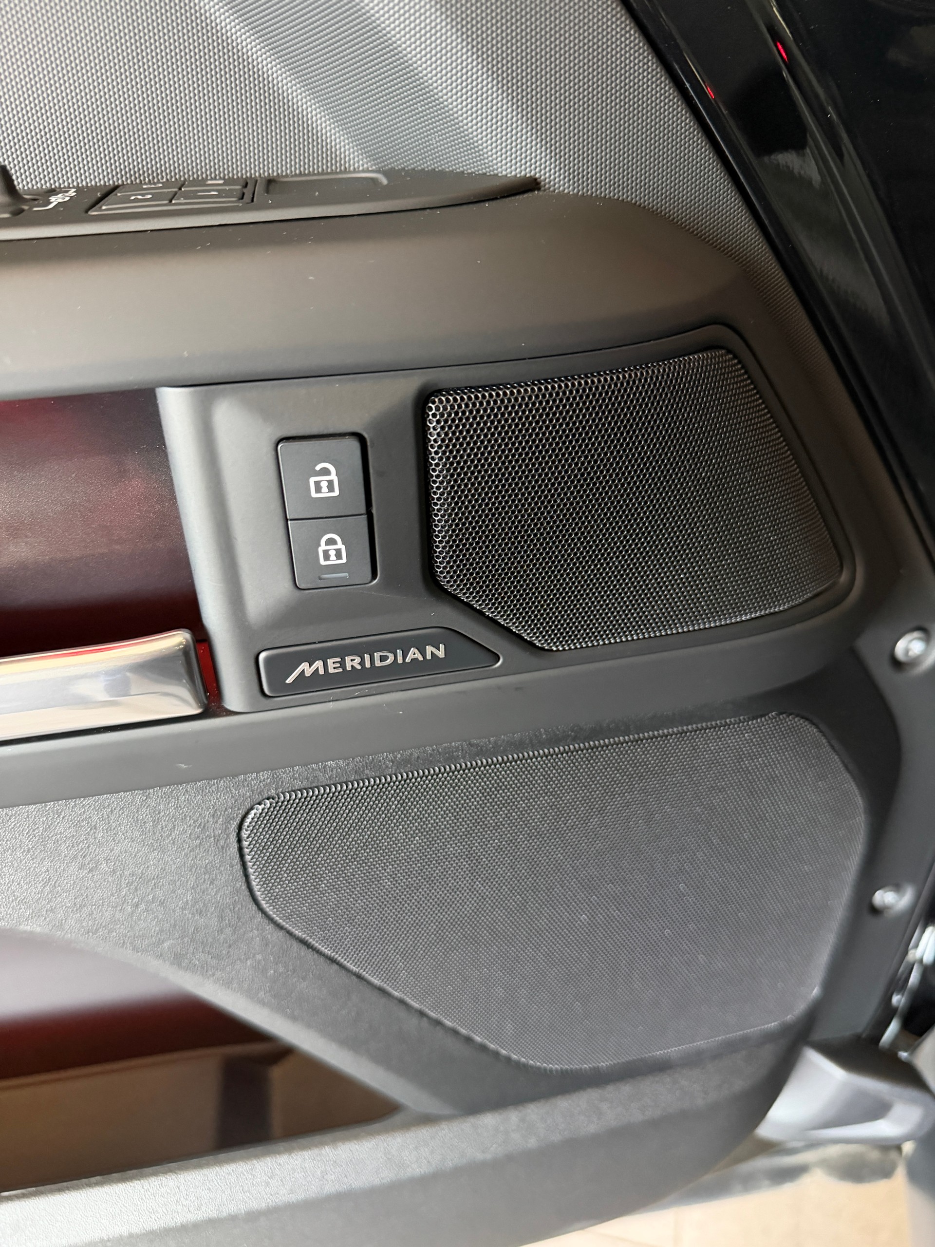 LAND ROVER Defender 90 3.0D I6 200 X-Dynamic SE AT8-image-12