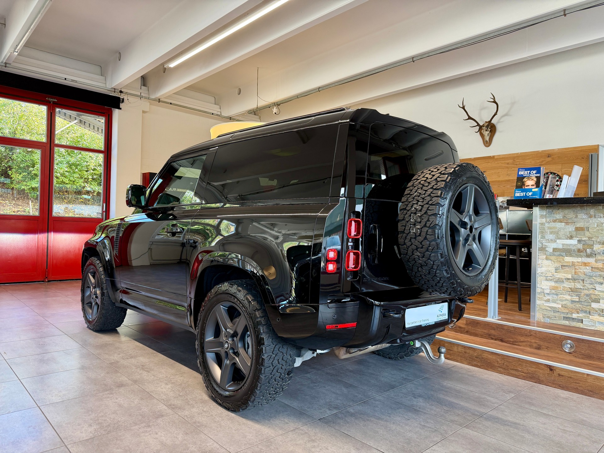 LAND ROVER Defender 90 3.0D I6 200 X-Dynamic SE AT8-image-3