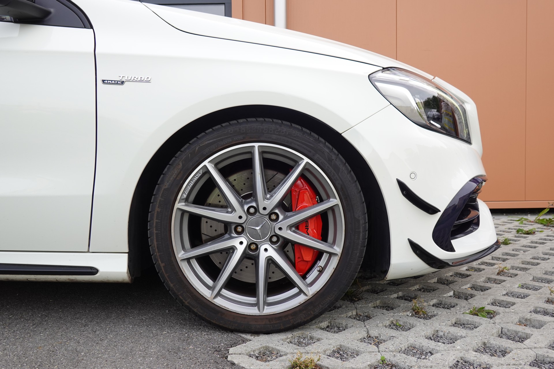 MERCEDES-BENZ A 45 AMG 4Matic "* Pack AMG * Caméra de Recul * Tempomat Adaptatif * Clim Auto * Jantes 18 * Aide à la Conduite *"-image-4