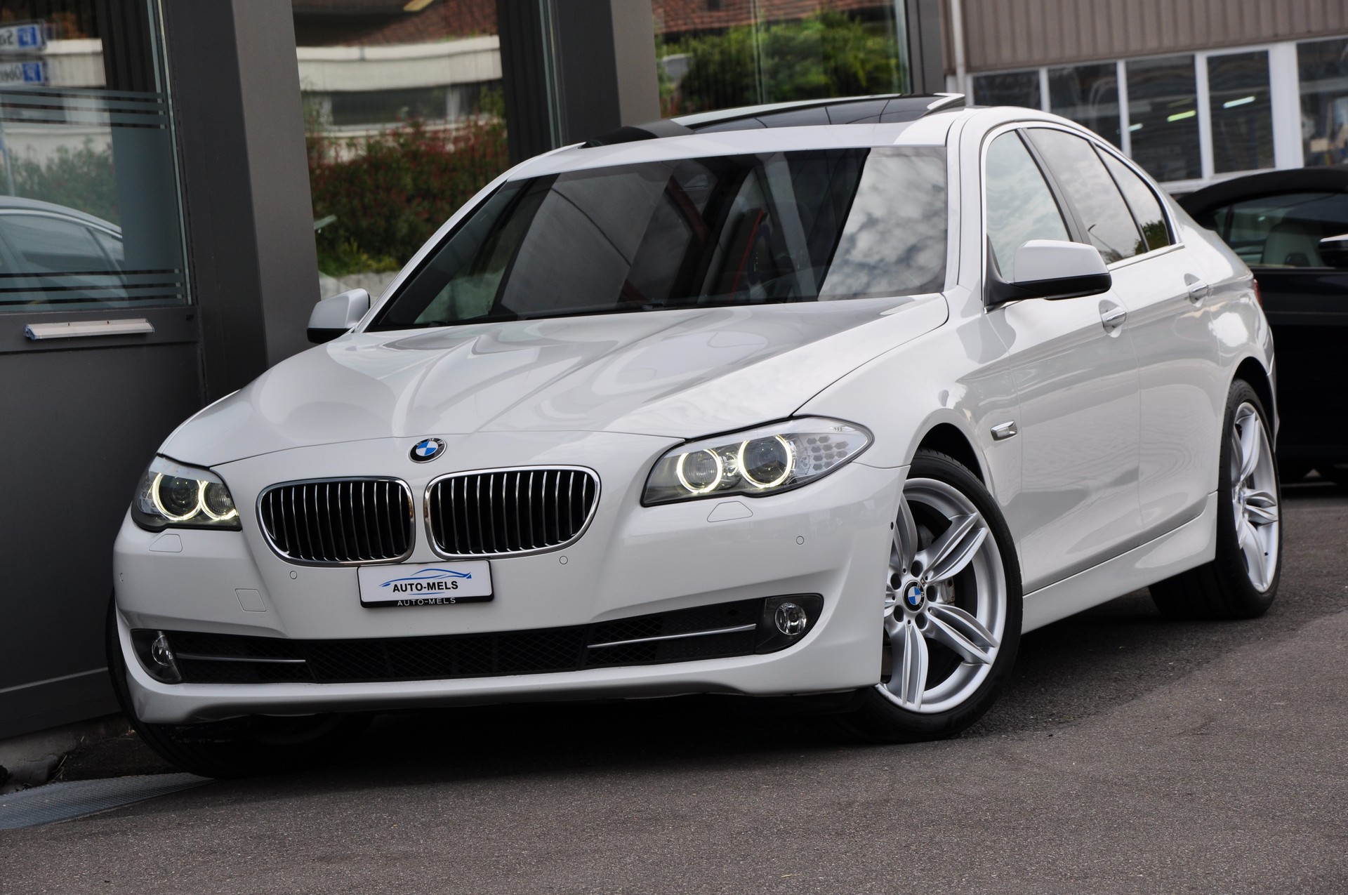 BMW 530i Steptronic-showroom-element-1