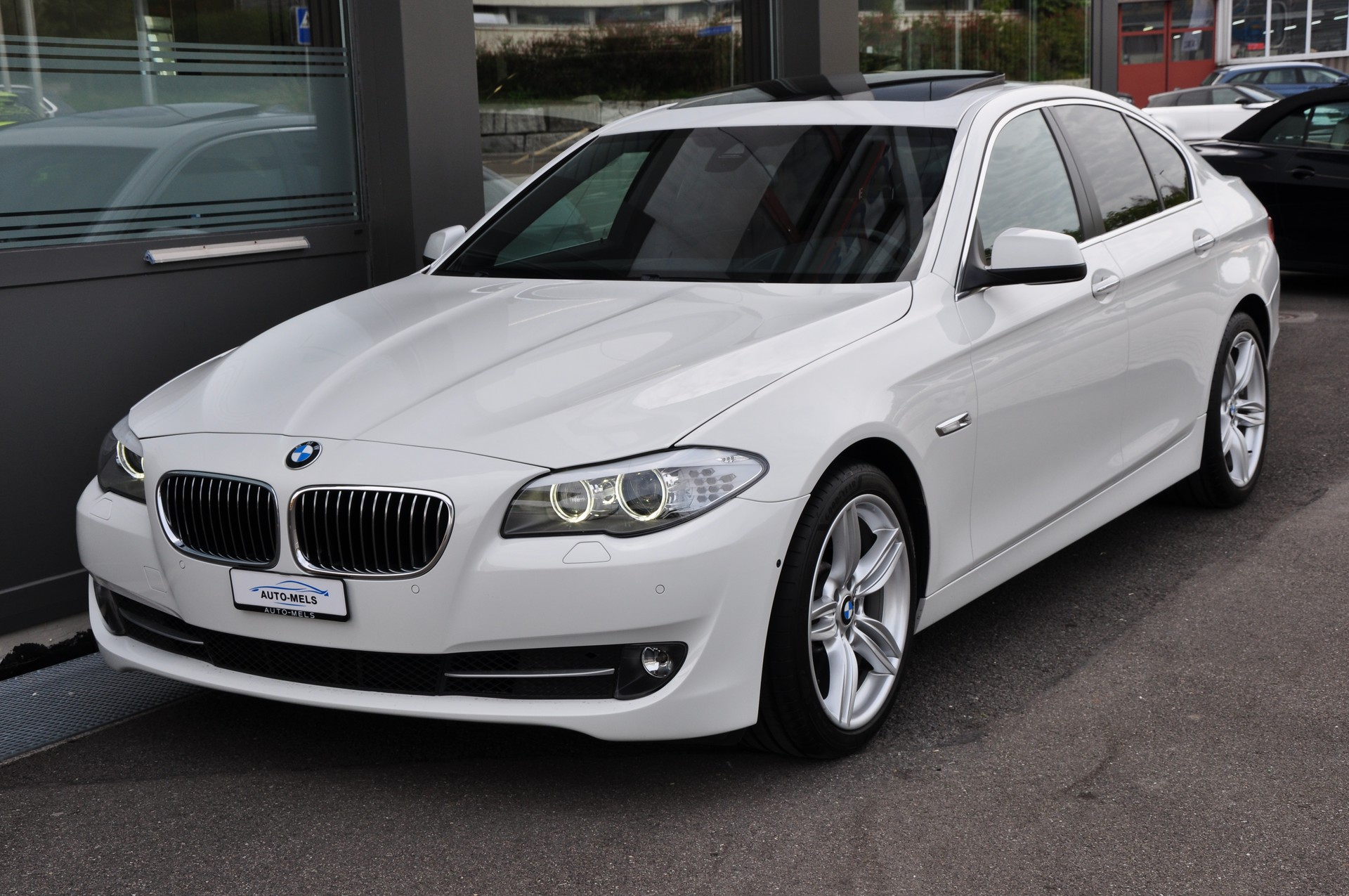 BMW 530i Steptronic-showroom-element-2