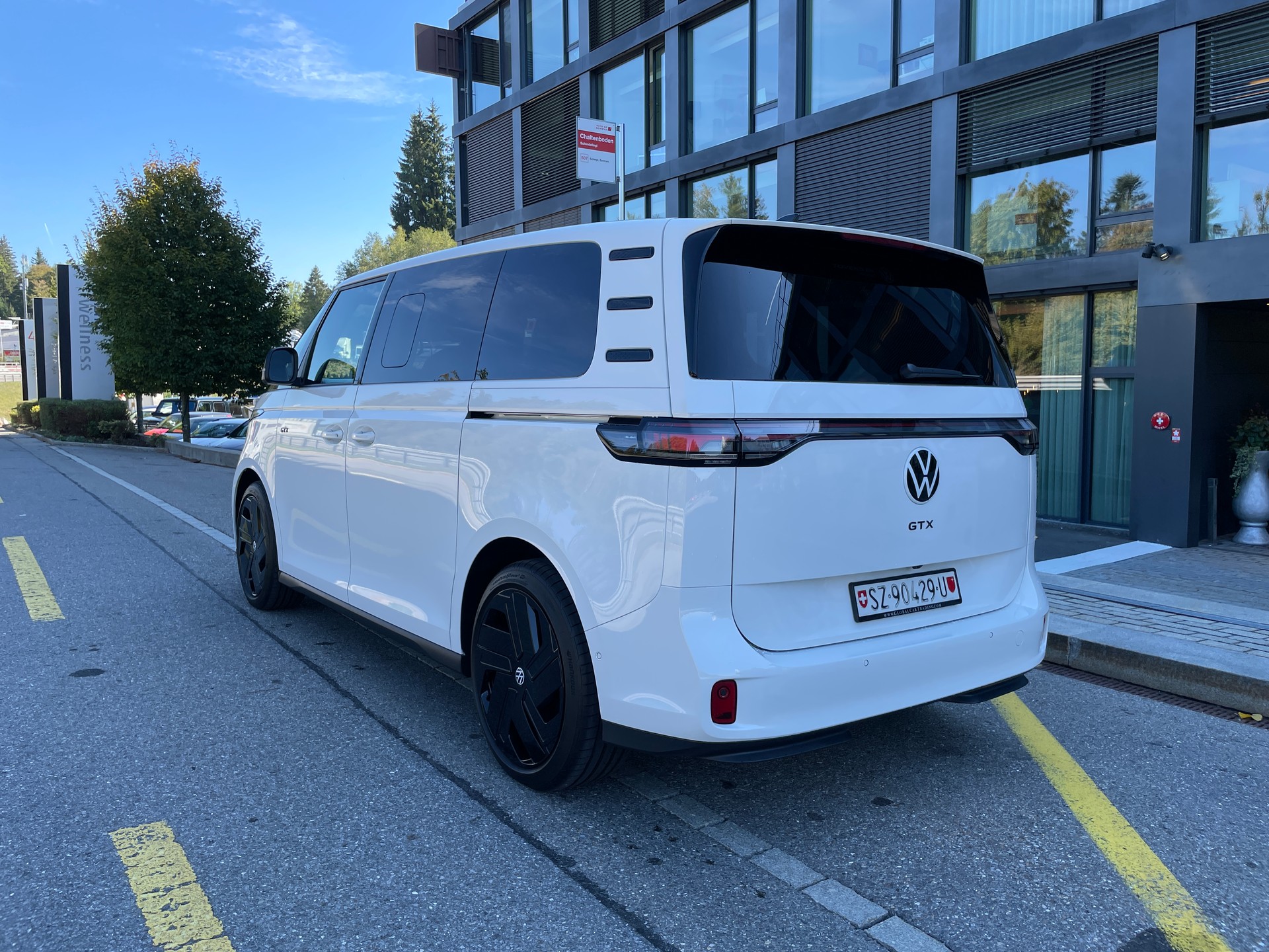VW ID.Buzz NWB GTX 4 Motion, 7-Sitzer, AHK, Panorama-image-11