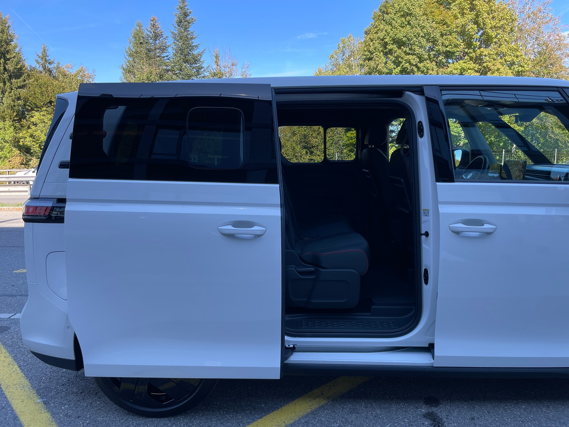 VW ID.Buzz NWB GTX 4 Motion, 7-Sitzer, AHK, Panorama-image-4
