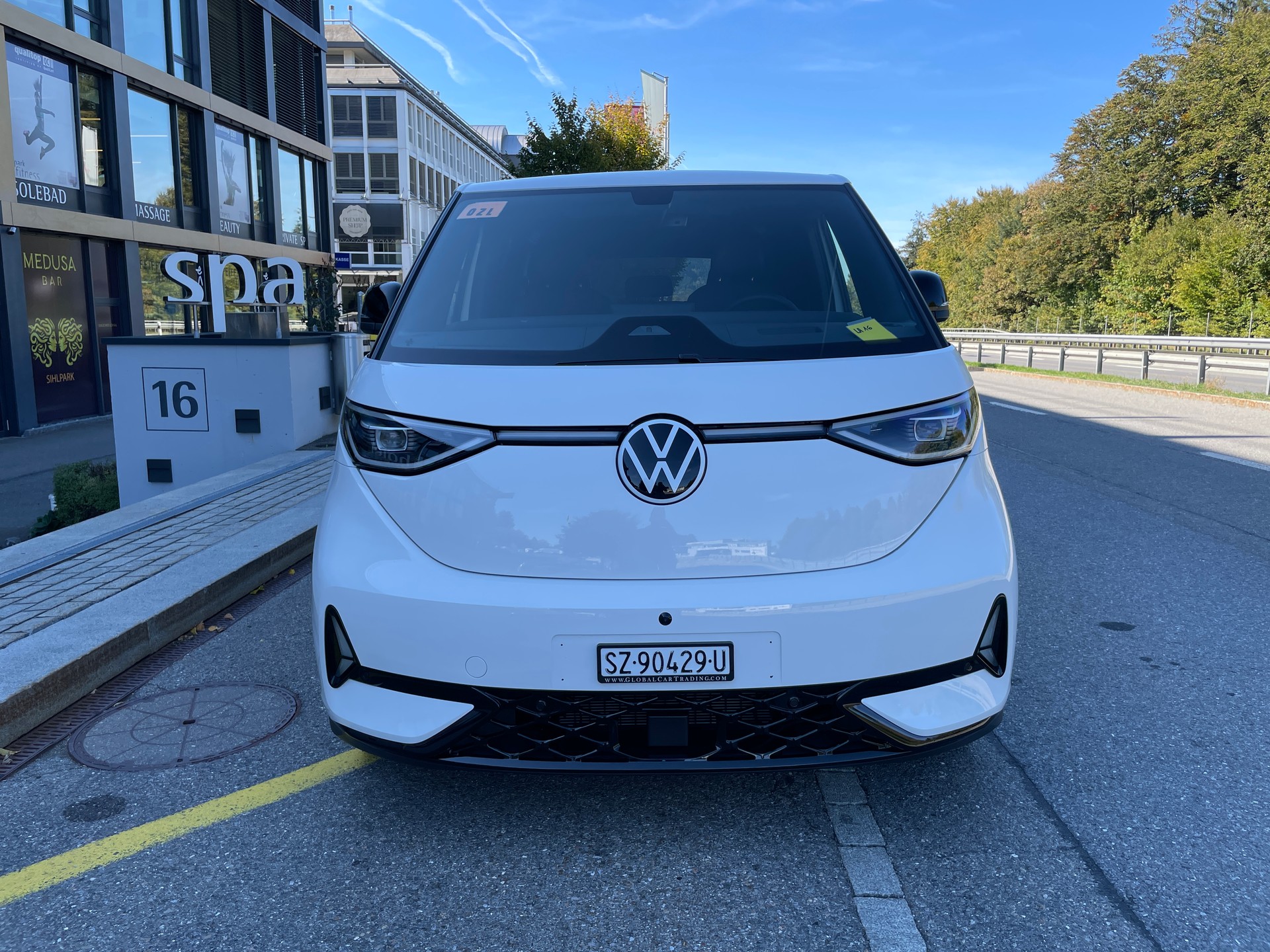 VW ID.Buzz NWB GTX 4 Motion, 7-Sitzer, AHK, Panorama-image-1
