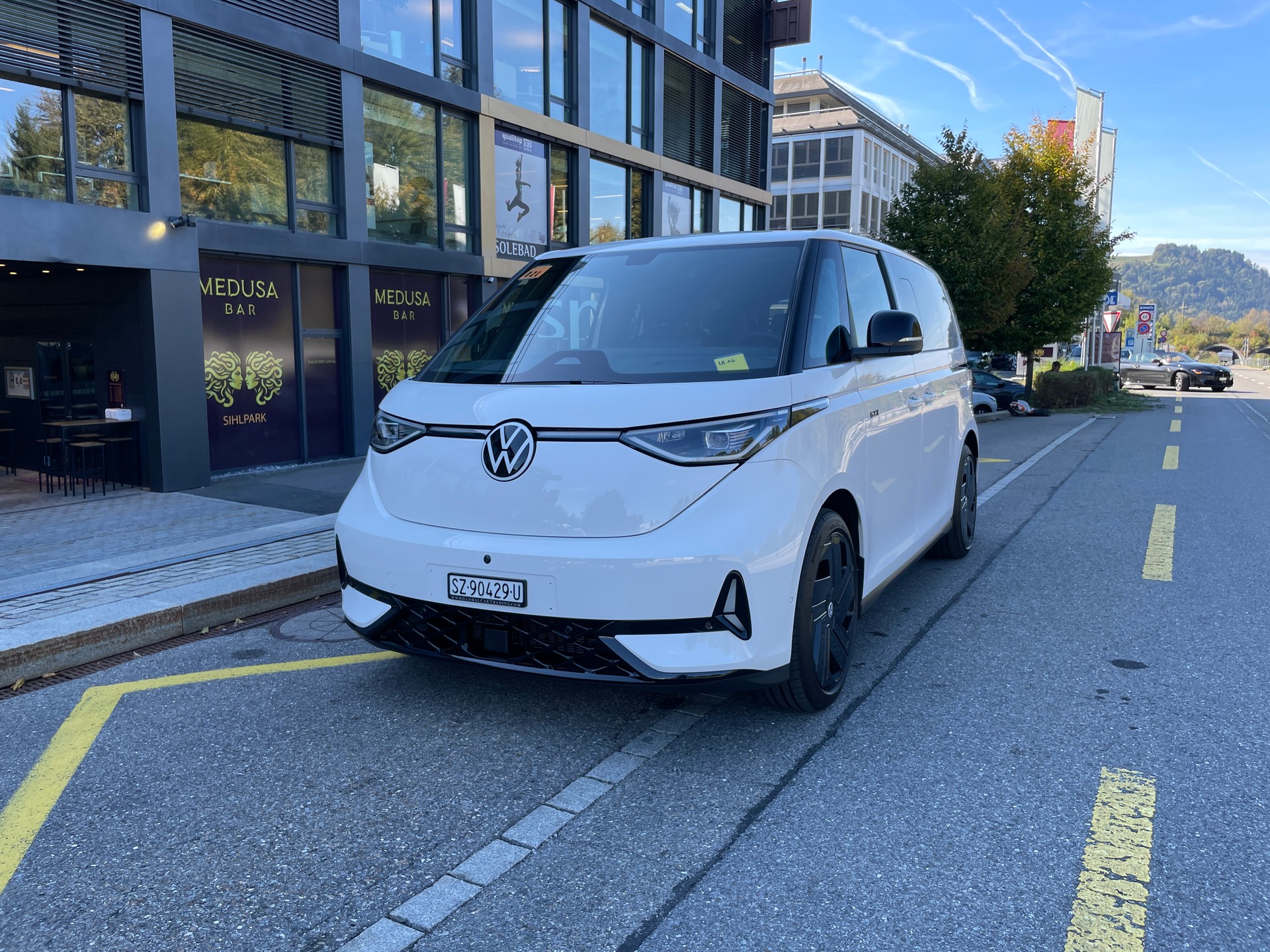 VW ID.Buzz NWB GTX 4 Motion, 7-Sitzer, AHK, Panorama-image-0