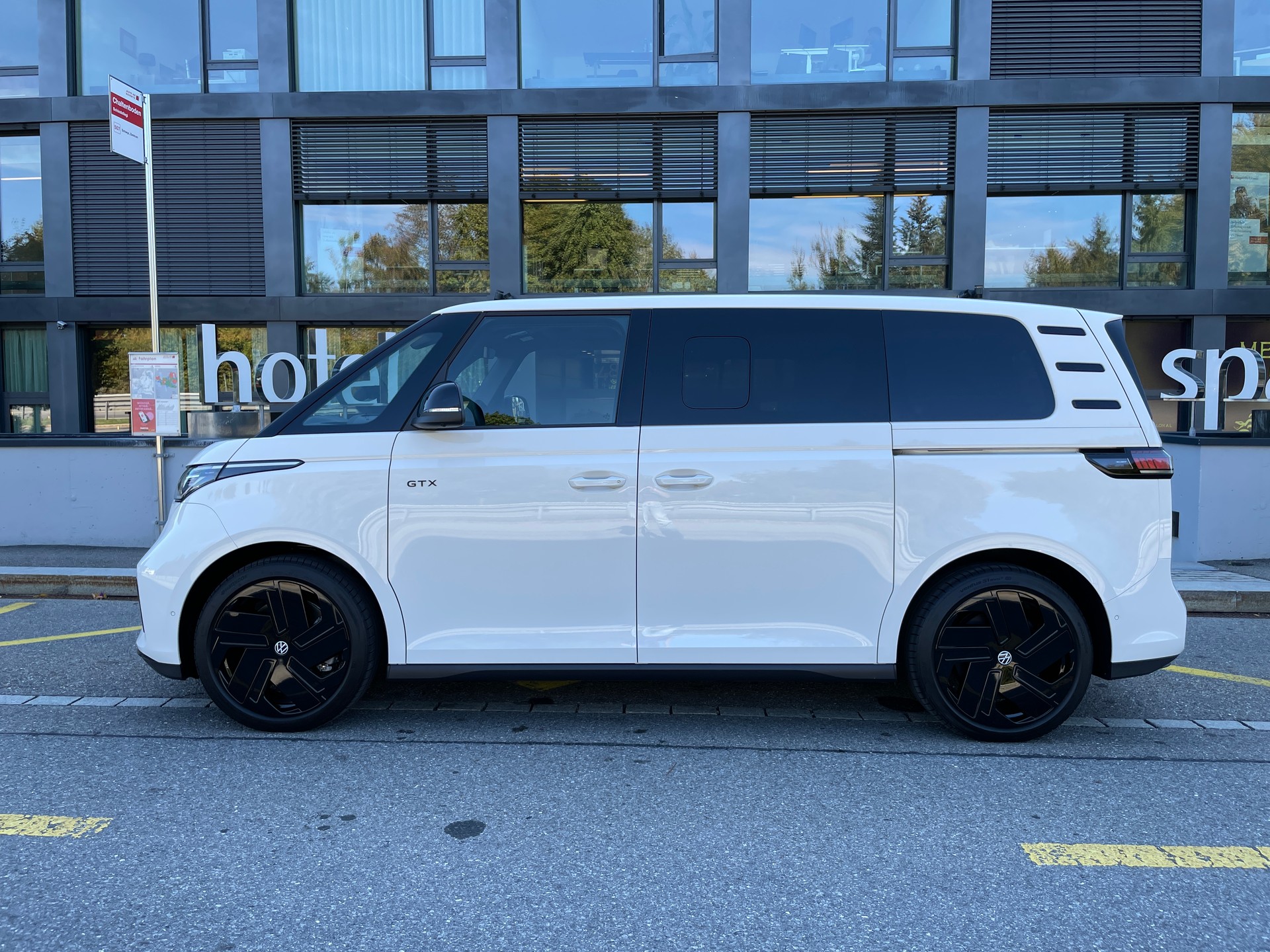 VW ID.Buzz NWB GTX 4 Motion, 7-Sitzer, AHK, Panorama-image-12