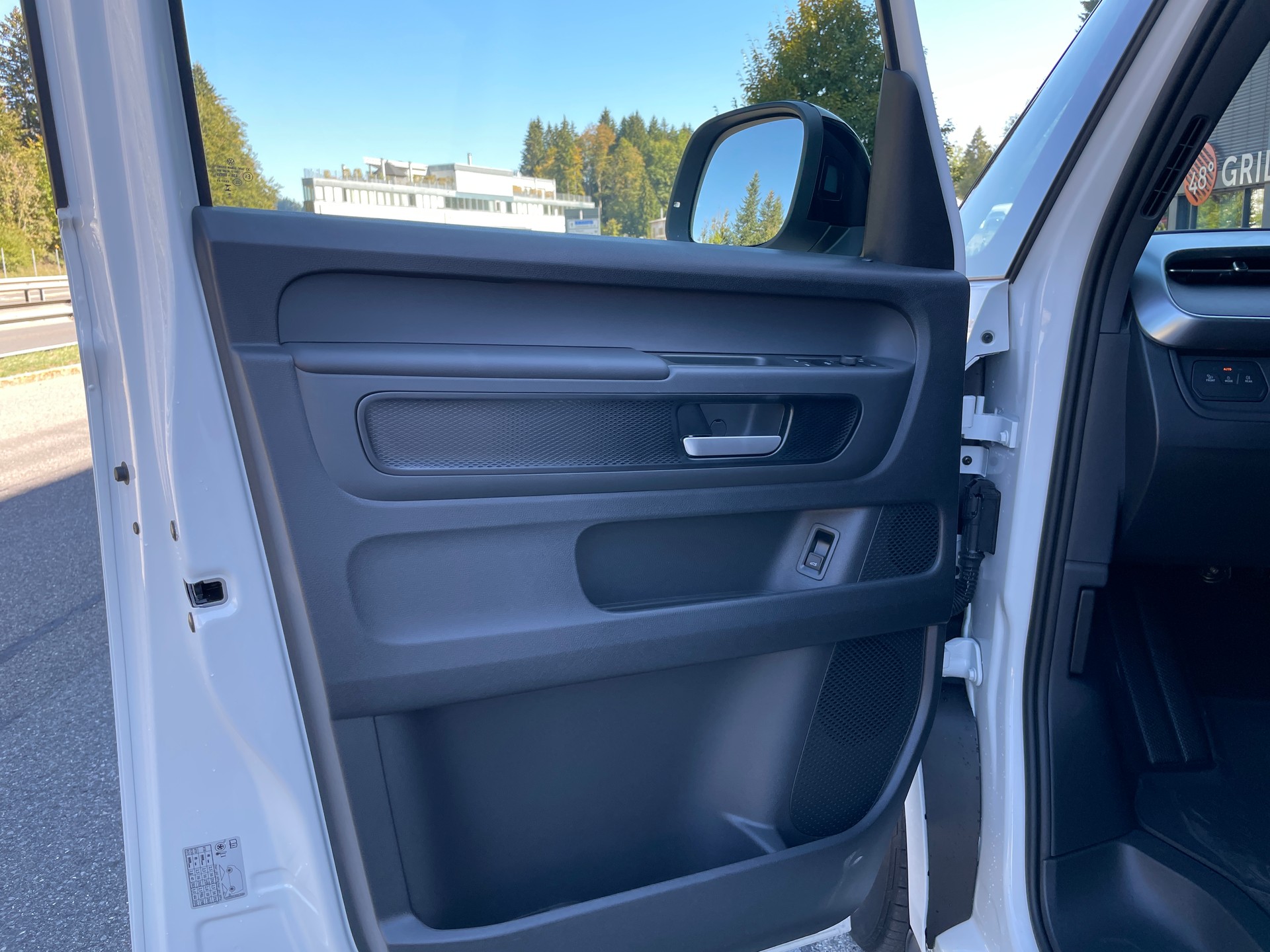 VW ID.Buzz NWB GTX 4 Motion, 7-Sitzer, AHK, Panorama-image-14