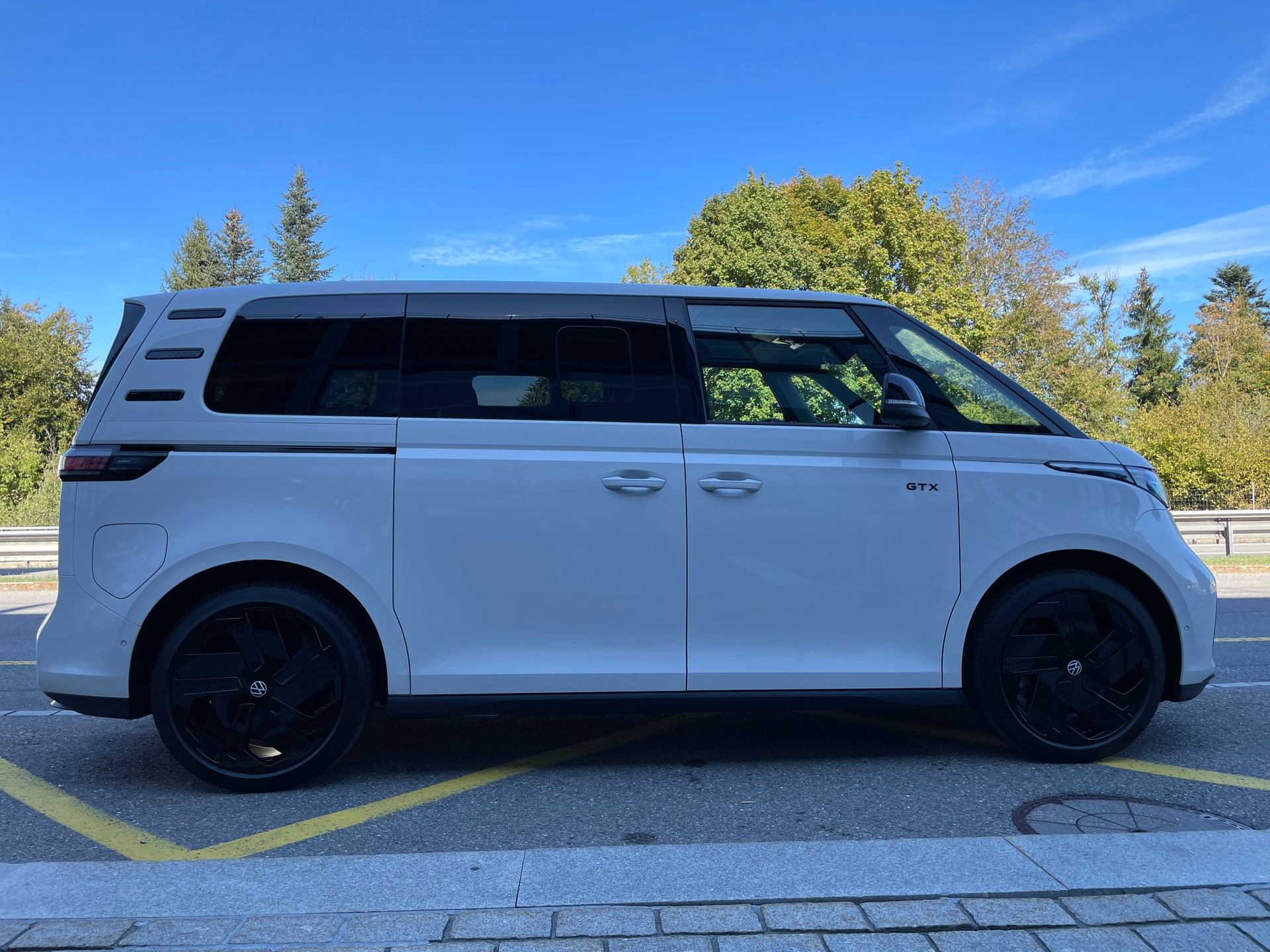 VW ID.Buzz NWB GTX 4 Motion, 7-Sitzer, AHK, Panorama-image-3