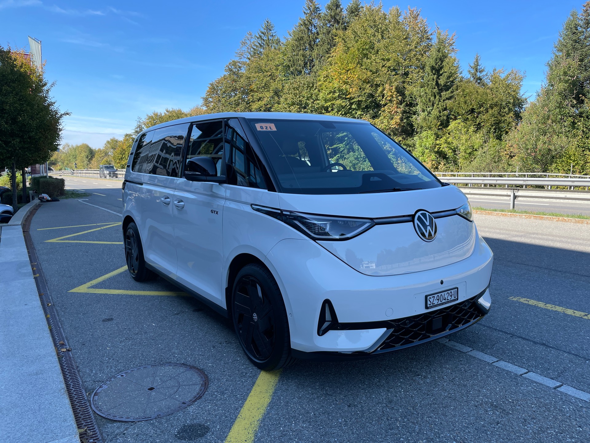 VW ID.Buzz NWB GTX 4 Motion, 7-Sitzer, AHK, Panorama-image-2