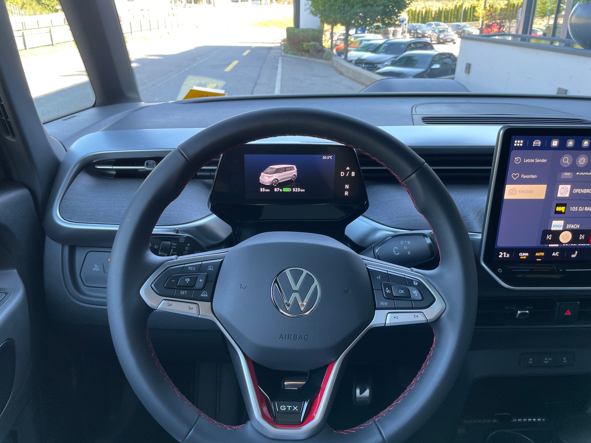 VW ID.Buzz NWB GTX 4 Motion, 7-Sitzer, AHK, Panorama-image-16