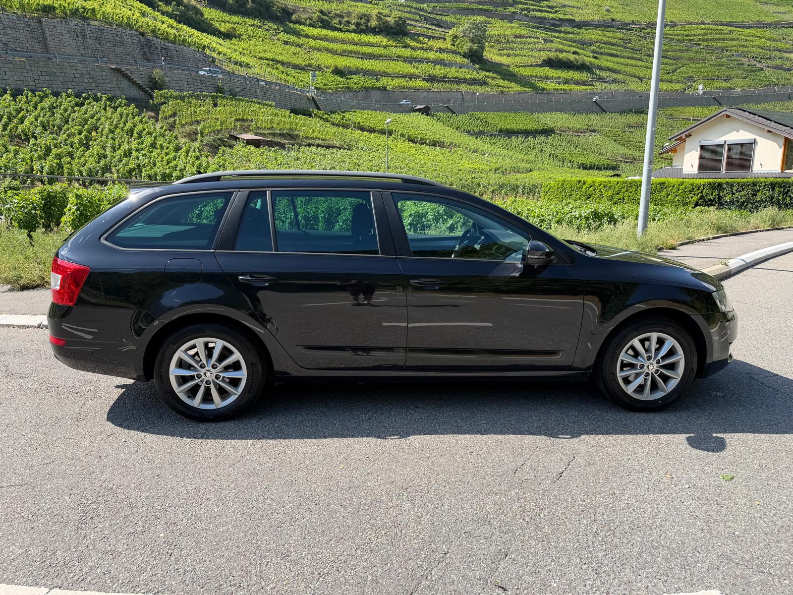 SKODA Octavia Combi 1.4 TSI Ambition DSG-image-9