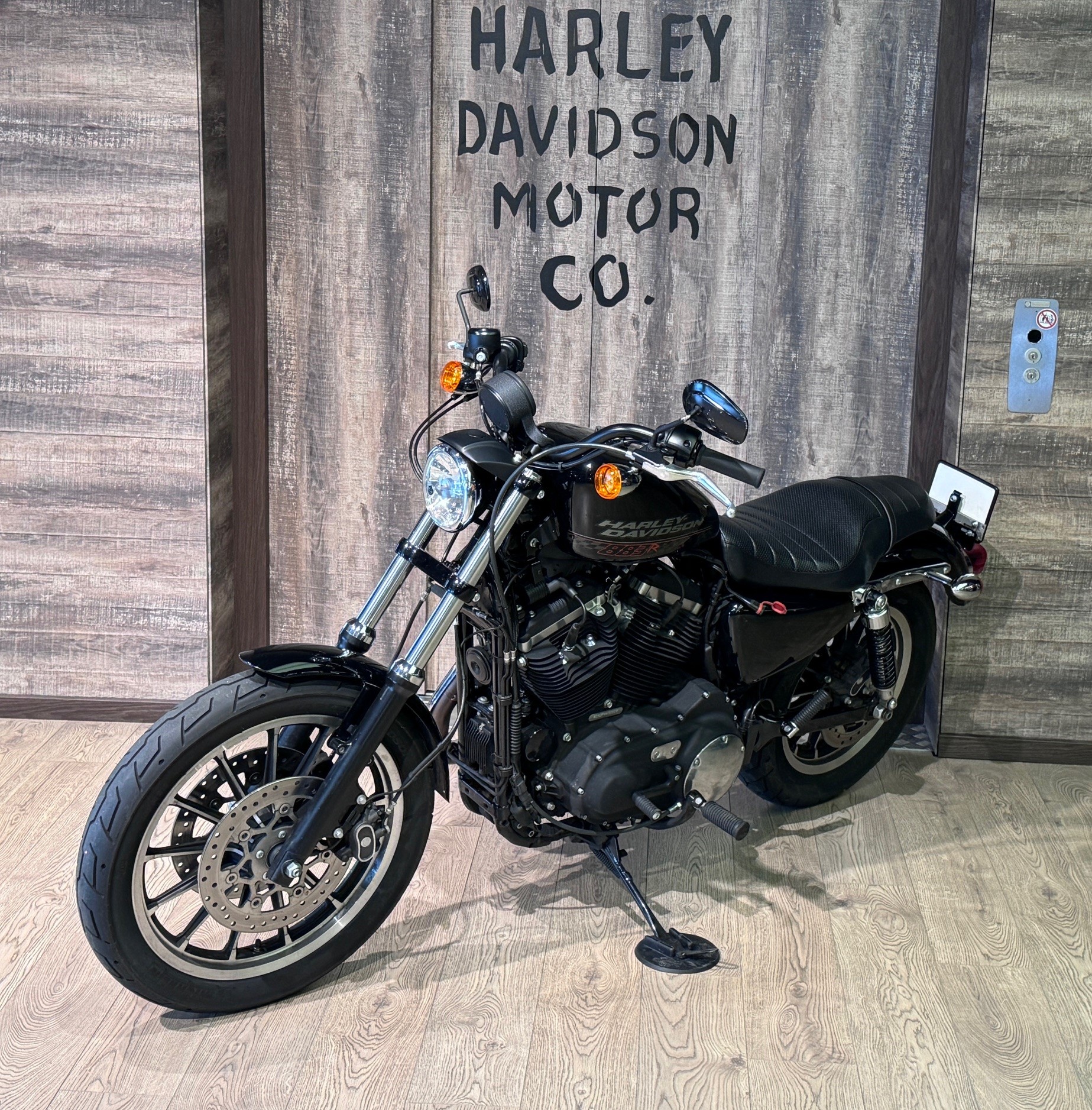 HARLEY-DAVIDSON XL 883 R Sportster Roadster ABS-showroom-element-2