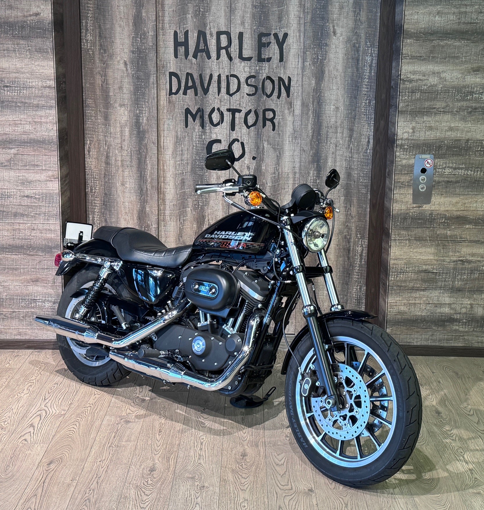 HARLEY-DAVIDSON XL 883 R Sportster Roadster ABS-showroom-element-1