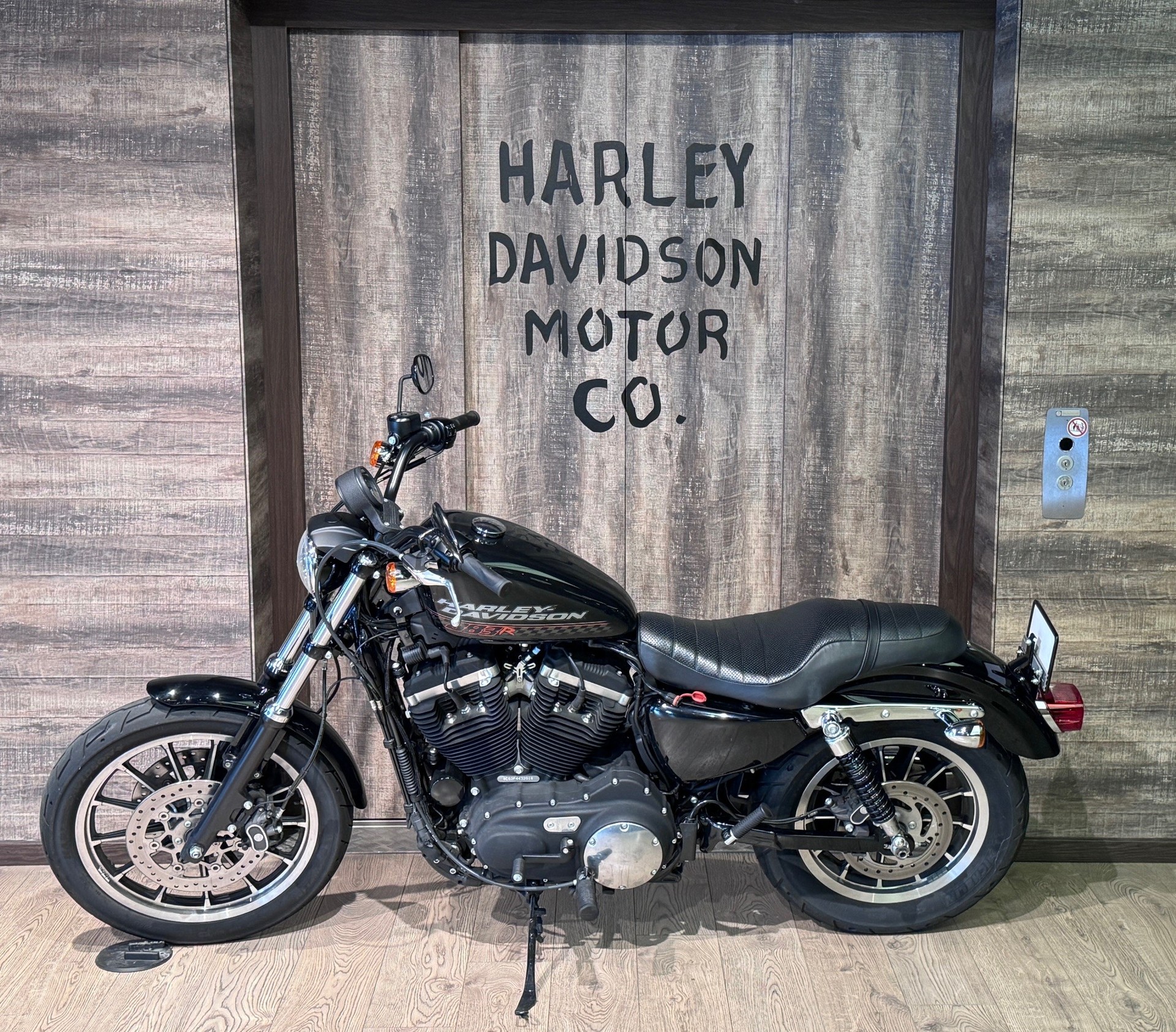 HARLEY-DAVIDSON XL 883 R Sportster Roadster ABS-showroom-element-3