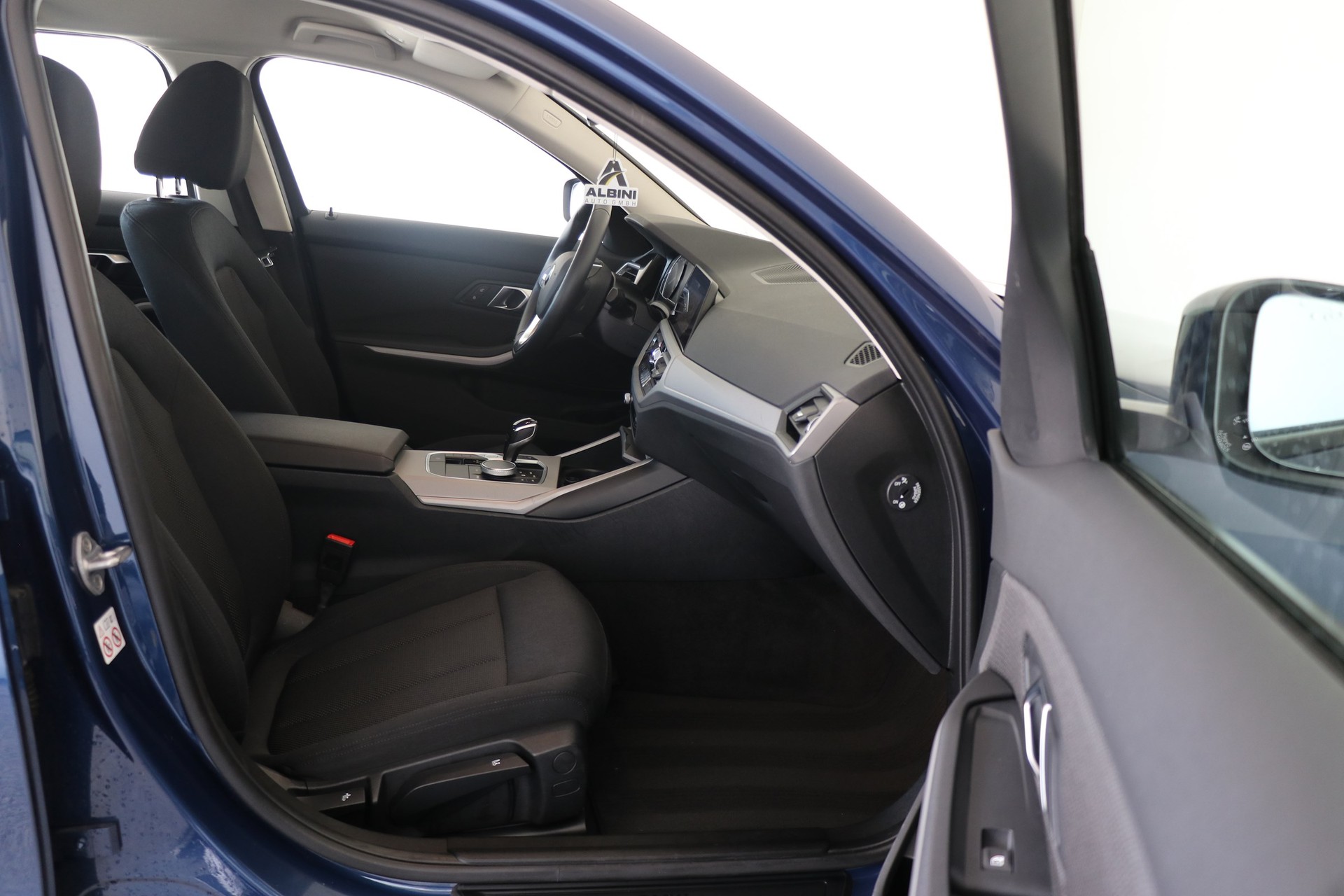 BMW 320i Touring Steptronic-image-10