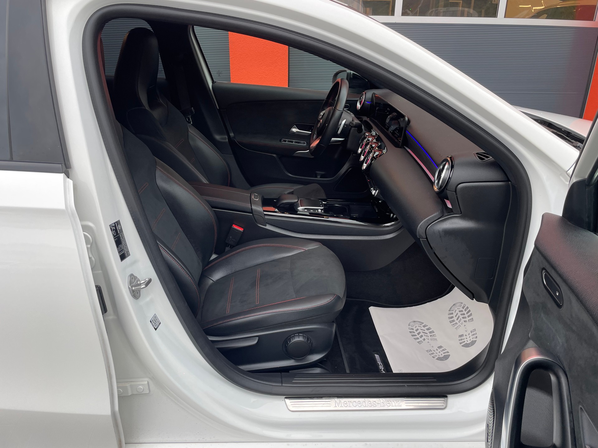 MERCEDES-BENZ A 200 AMG Line 7G-DCT-image-16