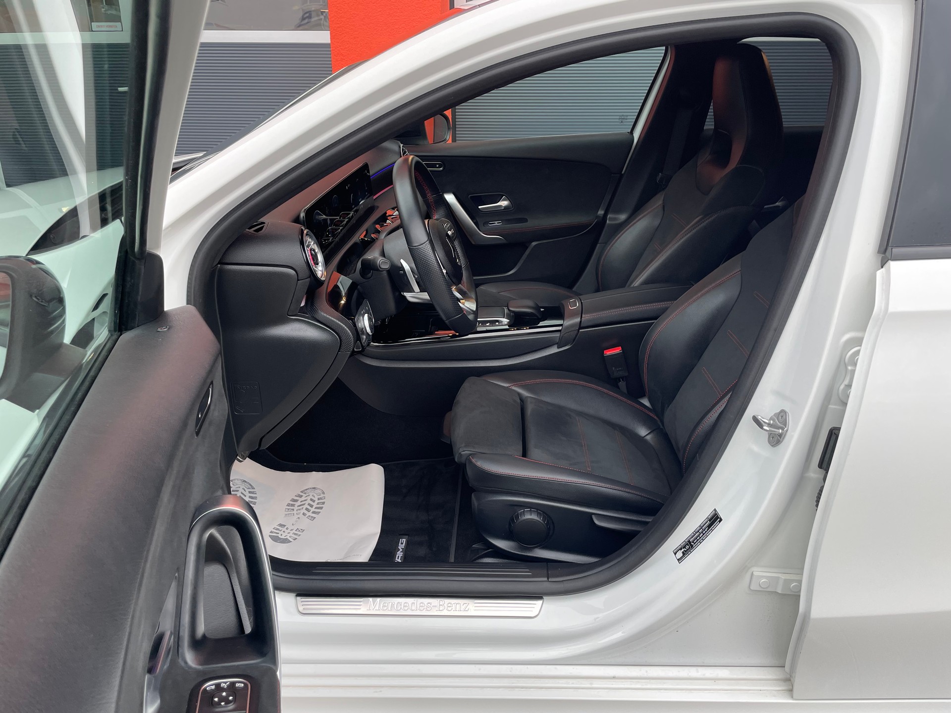 MERCEDES-BENZ A 200 AMG Line 7G-DCT-image-15
