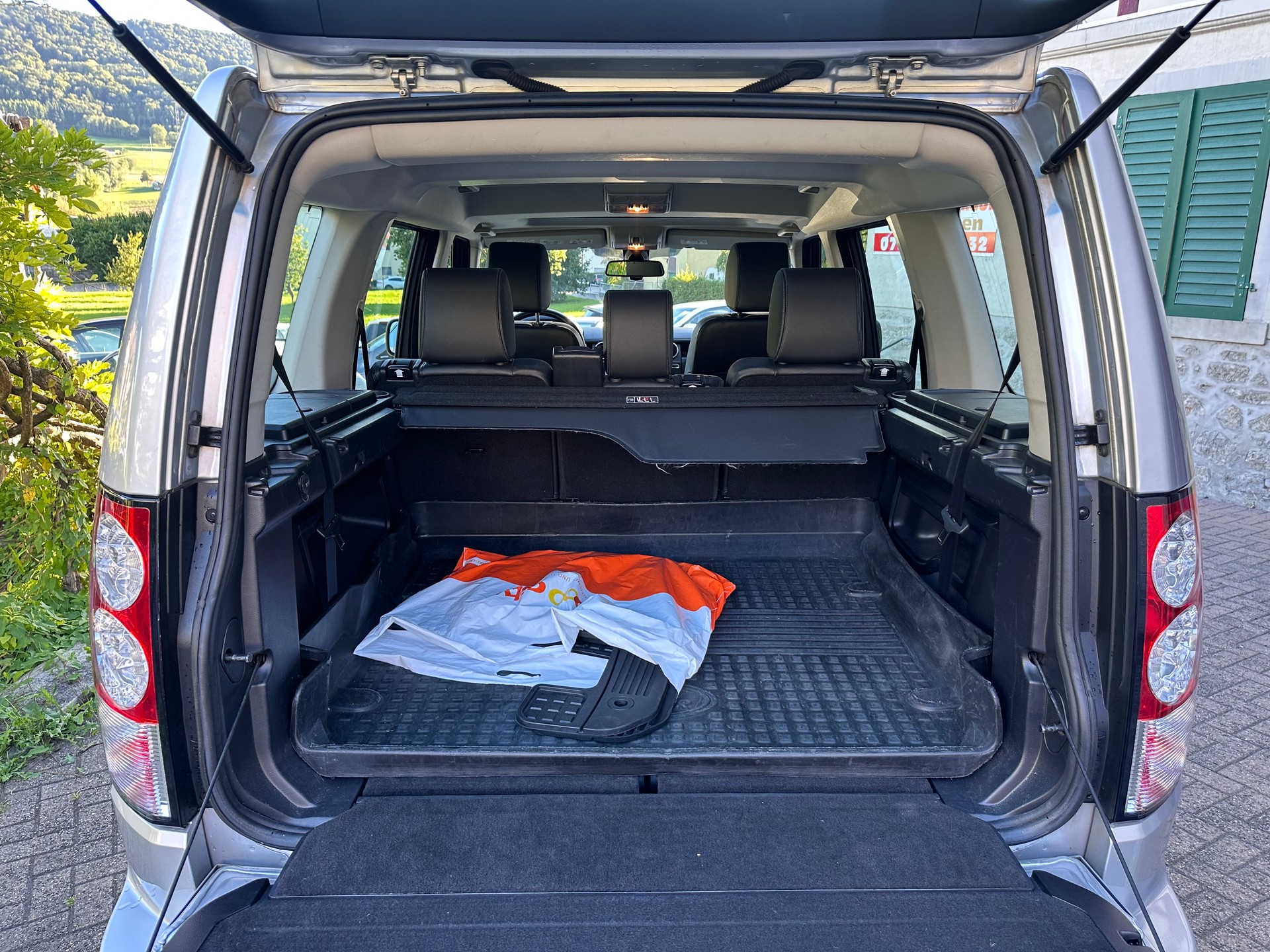 LAND ROVER Discovery 3.0 SDV6 HSE Automatic-image-12