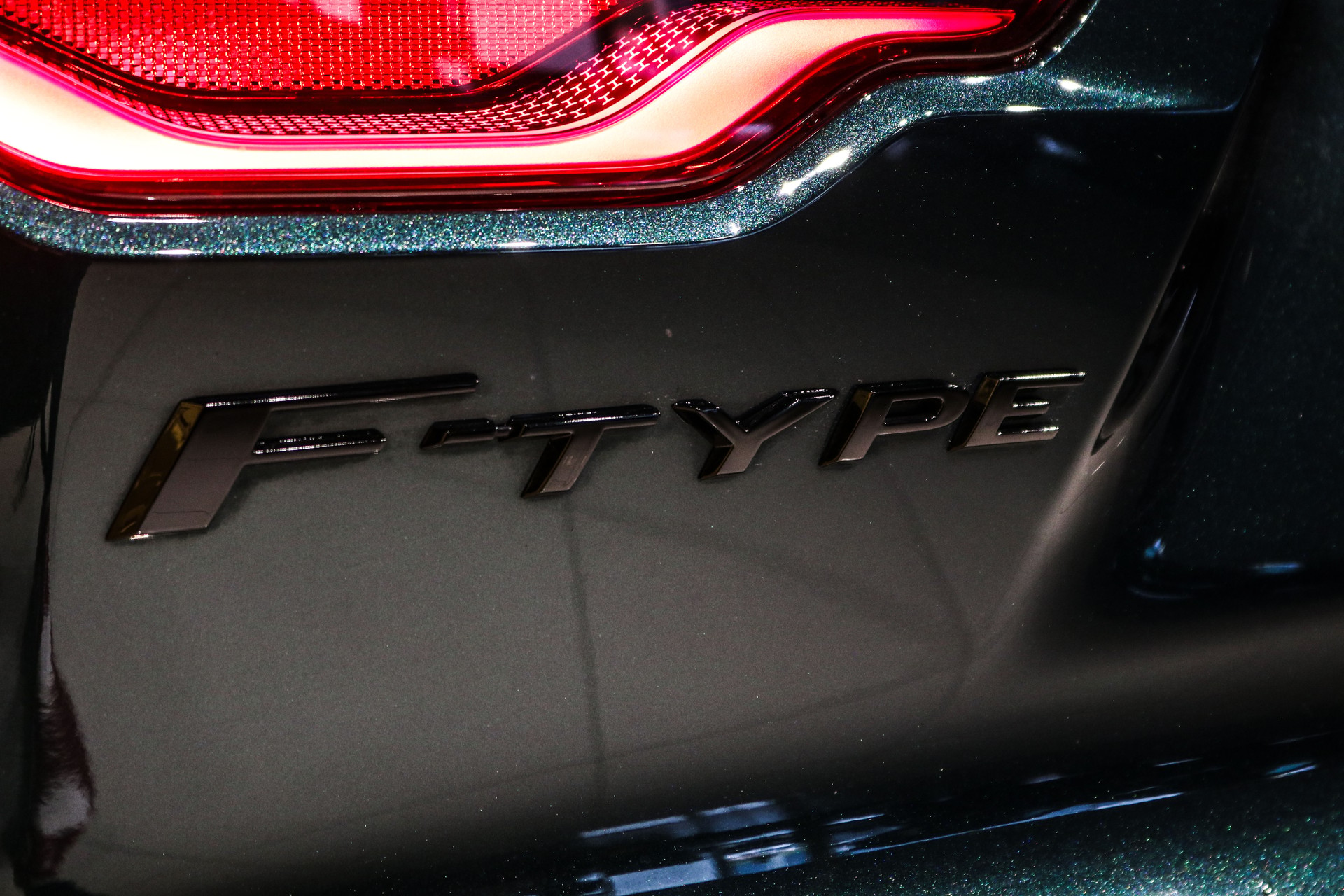 JAGUAR F-Type R Coupé 5.0 V8 S/C AWD 575ps-image-24
