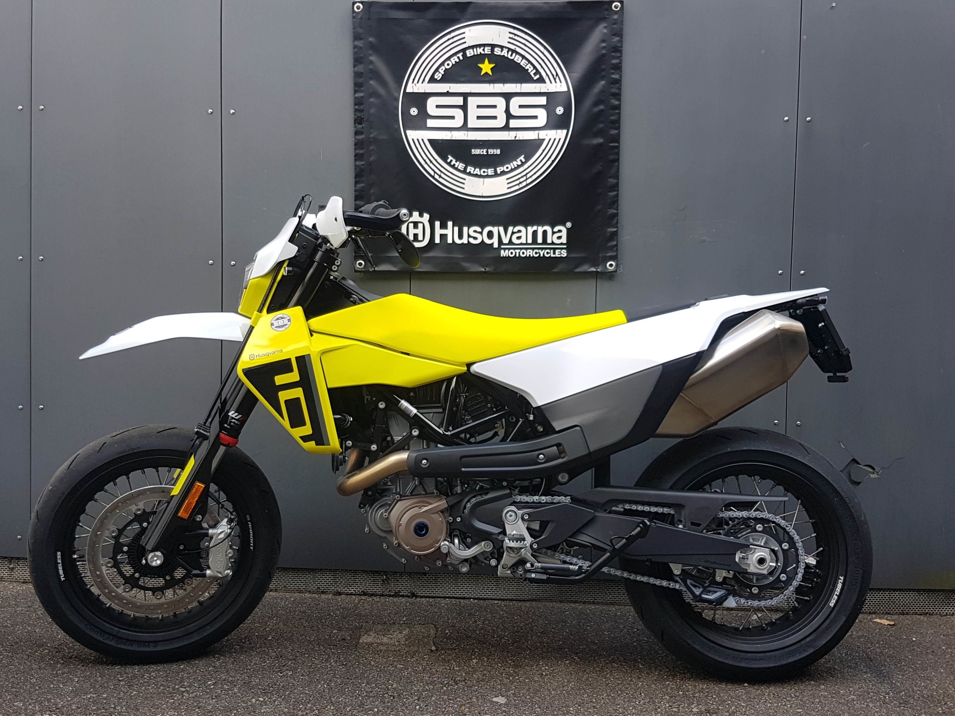HUSQVARNA 701 Supermoto-showroom-element-1