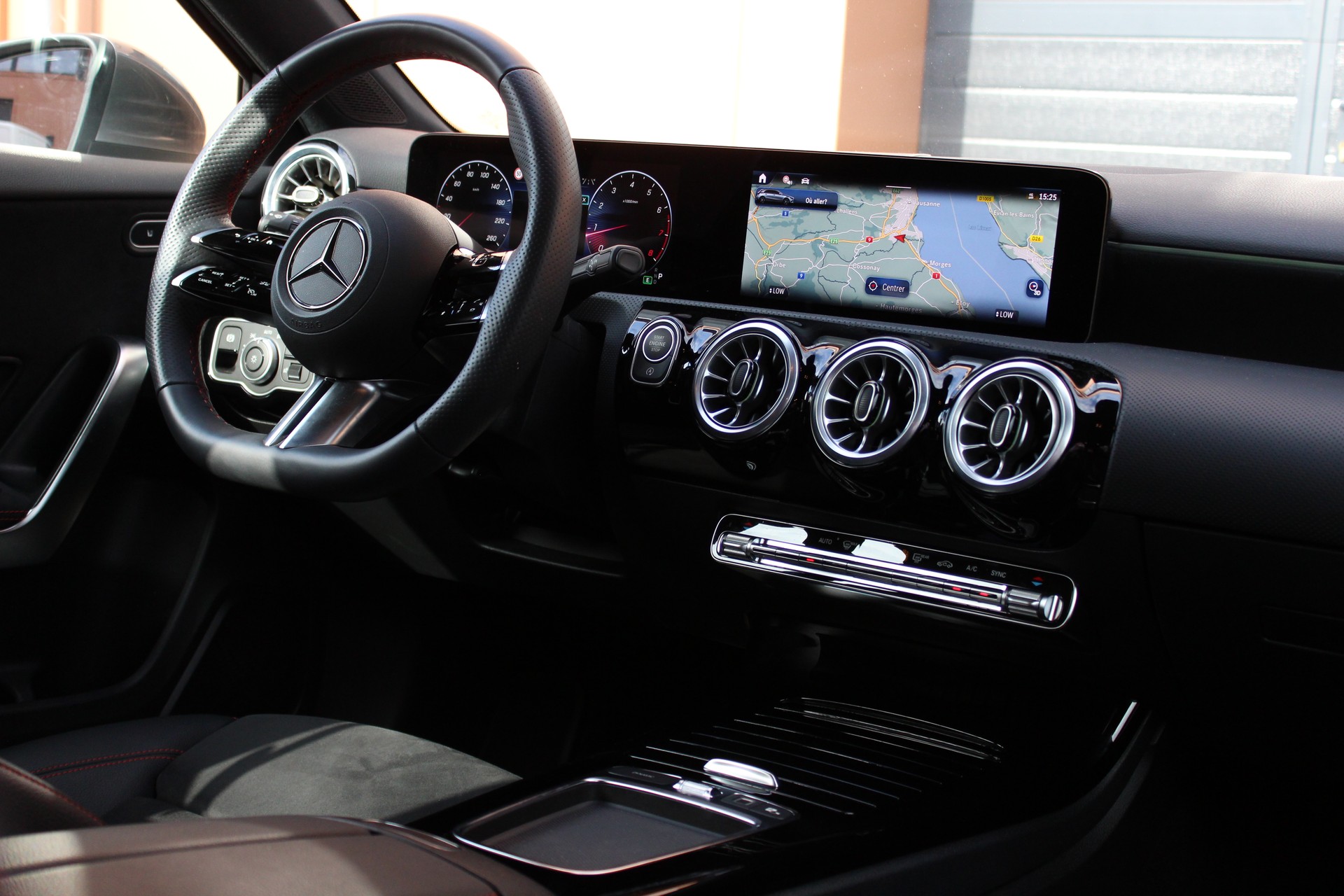 MERCEDES-BENZ A 200 7G-DCT AMG Line Facelift - " Caméra * Jantes 18' * Tempomat Adaptatif * Aides à la conduite"-image-17