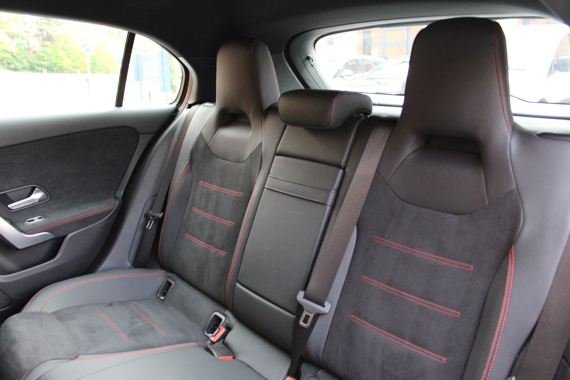 MERCEDES-BENZ A 200 7G-DCT AMG Line Facelift - " Caméra * Jantes 18' * Tempomat Adaptatif * Aides à la conduite"-image-21